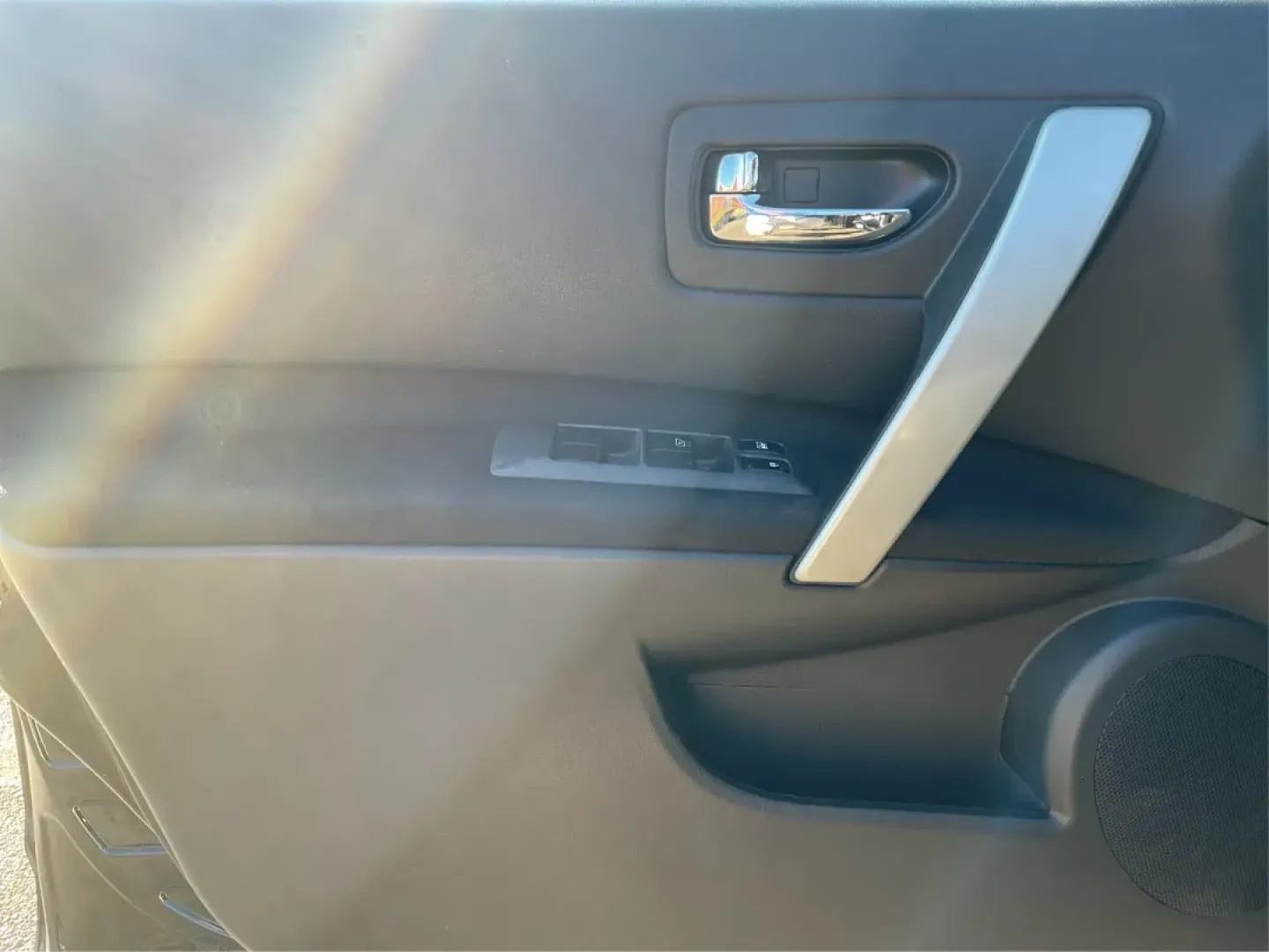 2015 Nissan Rogue S (JN8AS5MV2FW) with an 2.5L I-4 DOHC engine, located at 1184 Kauffman Ave, Fairborn, OH, 45324, (937) 908-9800, 39.807072, -84.030914 - One Owner - Photo#17