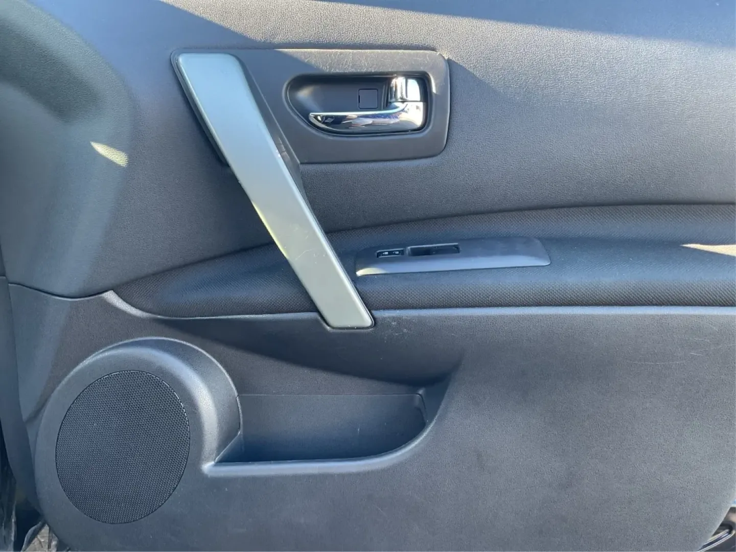 2015 Nissan Rogue S (JN8AS5MV2FW) with an 2.5L I-4 DOHC engine, located at 1184 Kauffman Ave, Fairborn, OH, 45324, (937) 908-9800, 39.807072, -84.030914 - One Owner - Photo#18