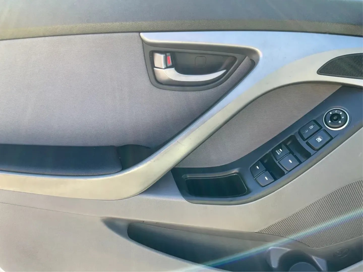 2014 Hyundai Elantra SE (KMHDH4AE8EU) with an Nu 1.8L I-4 DOHC engine, located at 4508 South Dixie Dr, Moraine, OH, 45439, (937) 908-9800, 39.689976, -84.218452 - Experience the freedom of the open road with the perfect blend of comfort and style in this stunning 2014 Hyundai Elantra SE! Whether you're commuting to work, running errands, or embarking on weekend adventures, this sedan is designed to elevate your driving experience. Located at Advantage Car and - Photo#17