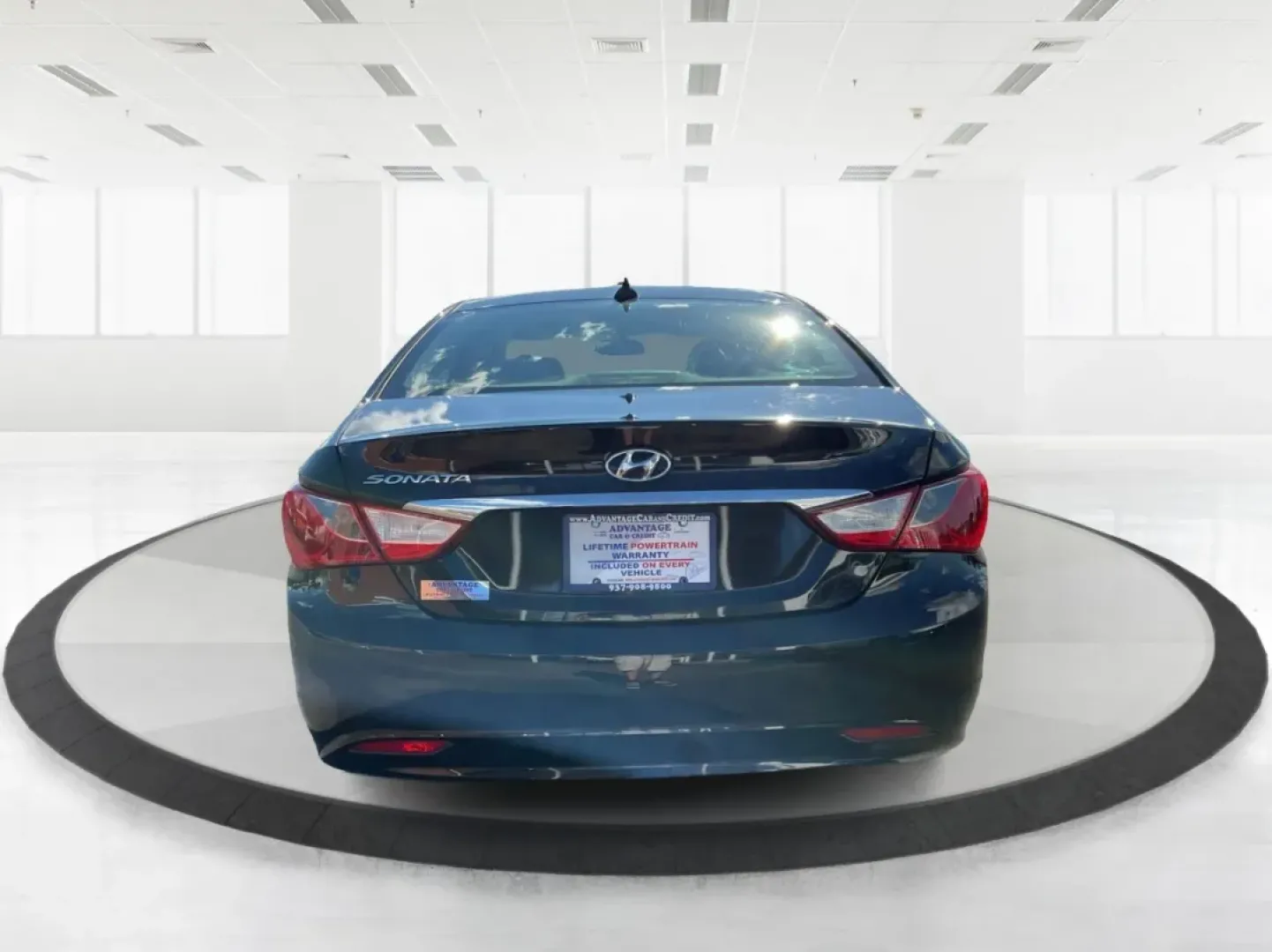 2013 Hyundai Sonata GLS (5NPEB4AC9DH) with an 2.4L I-4 gasoline direct injection engine, located at 1230 East Main St, Xenia, OH, 45385, (937) 908-9800, 39.688026, -83.910172 - **Drive Your Future with Confidence: Discover the 2013 Hyundai Sonata at Advantage Car and Credit**<br /> <br /> Are you ready to embrace a new lifestyle filled with reliability and comfort? Whether you're a growing family, a daily commuter, or someone who enjoys weekend getaways, the 2013 Hyundai S - Photo#3