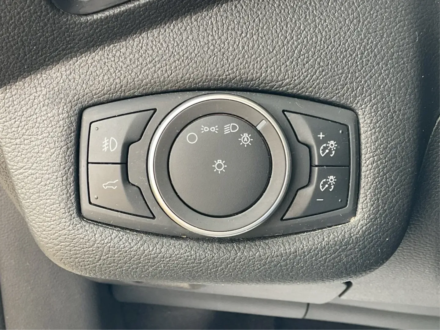 2018 Ford Escape SE (1FMCU0GD0JU) with an Other engine, located at 4508 South Dixie Dr, Moraine, OH, 45439, (937) 908-9800, 39.689976, -84.218452 - **Adventure Awaits: Your Perfect 2018 Ford Escape SE at Advantage Car and Credit Moraine**<br /> <br /> Are you ready to elevate your daily commute and weekend adventures? Discover a lifestyle of convenience and comfort with the 2018 Ford Escape SE available now at Advantage Car and Credit Moraine - Photo#17