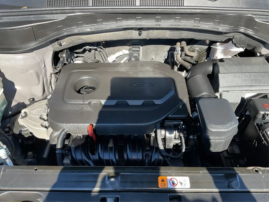 2018 Hyundai Santa Fe 2.4L (5XYZT3LB6JG) with an Theta II 2.4L I-4 gasoline direct injection engine, located at 4508 South Dixie Dr, Moraine, OH, 45439, (937) 908-9800, 39.689976, -84.218452 - Elevate your family adventures and daily commutes with the remarkable 2018 Hyundai Santa Fe, now available at Advantage Car and Credit - Moraine. This SUV is designed to seamlessly fit into your lifestyle, whether you're navigating busy streets, embarking on weekend getaways, or tackling the challen - Photo#11
