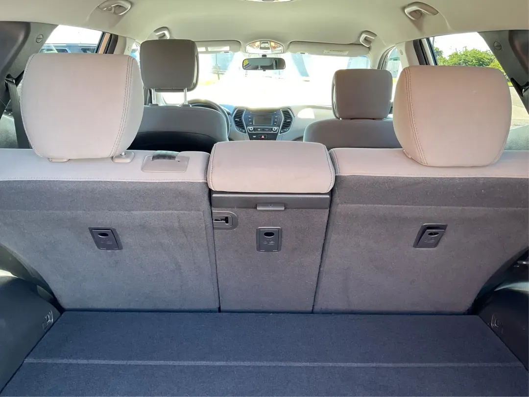 2018 Hyundai Santa Fe 2.4L (5XYZT3LB6JG) with an Theta II 2.4L I-4 gasoline direct injection engine, located at 4508 South Dixie Dr, Moraine, OH, 45439, (937) 908-9800, 39.689976, -84.218452 - Elevate your family adventures and daily commutes with the remarkable 2018 Hyundai Santa Fe, now available at Advantage Car and Credit - Moraine. This SUV is designed to seamlessly fit into your lifestyle, whether you're navigating busy streets, embarking on weekend getaways, or tackling the challen - Photo#12