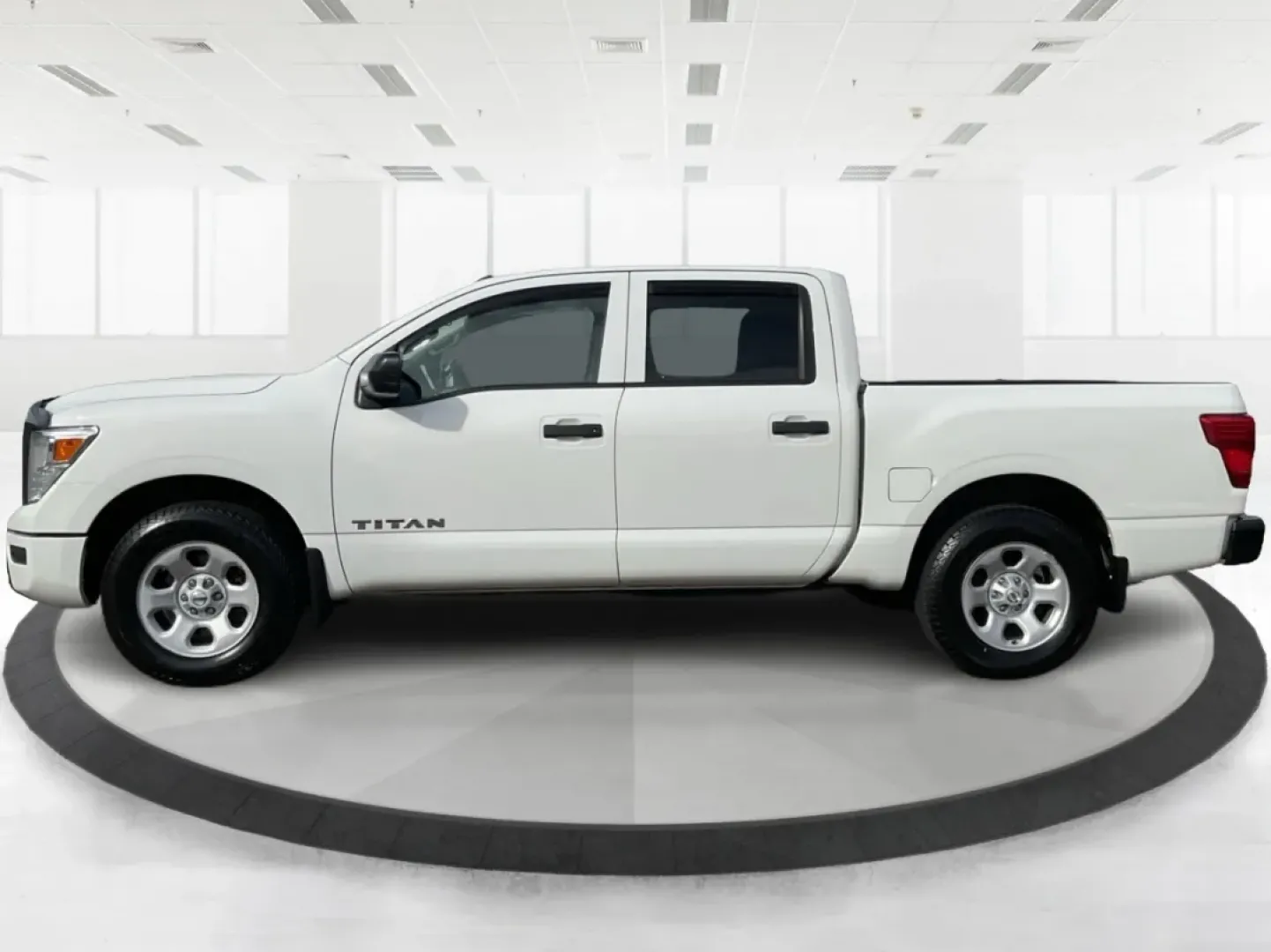 2021 Nissan TITAN Crew Cab S 4x4 (1N6AA1EC4MN) with an Endurance 5.6L V-8 gasoline direct injection engine, located at 8750 N County Rd 25A, Piqua, OH, 45356, (937) 908-9800, 40.164391, -84.232513 - Discover ultimate versatility and rugged capability with this 2021 Nissan TITAN Crew Cab S 4x4, now available at Advantage Car and Credit in Piqua, OH. Whether you're navigating the bustling streets of Piqua or heading out for weekend adventures, this truck is designed to adapt to your lifestyle. Pe - Photo#5