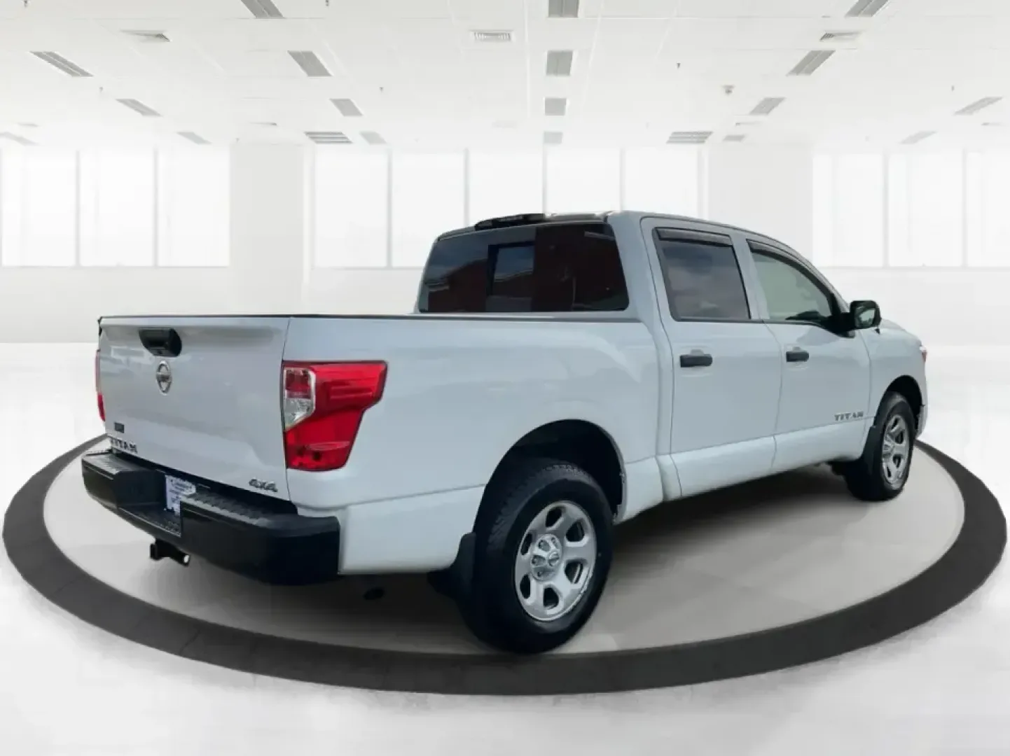 2021 Nissan TITAN Crew Cab S 4x4 (1N6AA1EC4MN) with an Endurance 5.6L V-8 gasoline direct injection engine, 9A transmission, located at 401 Woodman Dr, Riverside, OH, 45431, (937) 908-9800, 39.760899, -84.123421 - Discover ultimate versatility and rugged capability with this 2021 Nissan TITAN Crew Cab S 4x4, now available at Advantage Car and Credit in Piqua, OH. Whether you're navigating the bustling streets of Piqua or heading out for weekend adventures, this truck is designed to adapt to your lifestyle. Pe - Photo#2