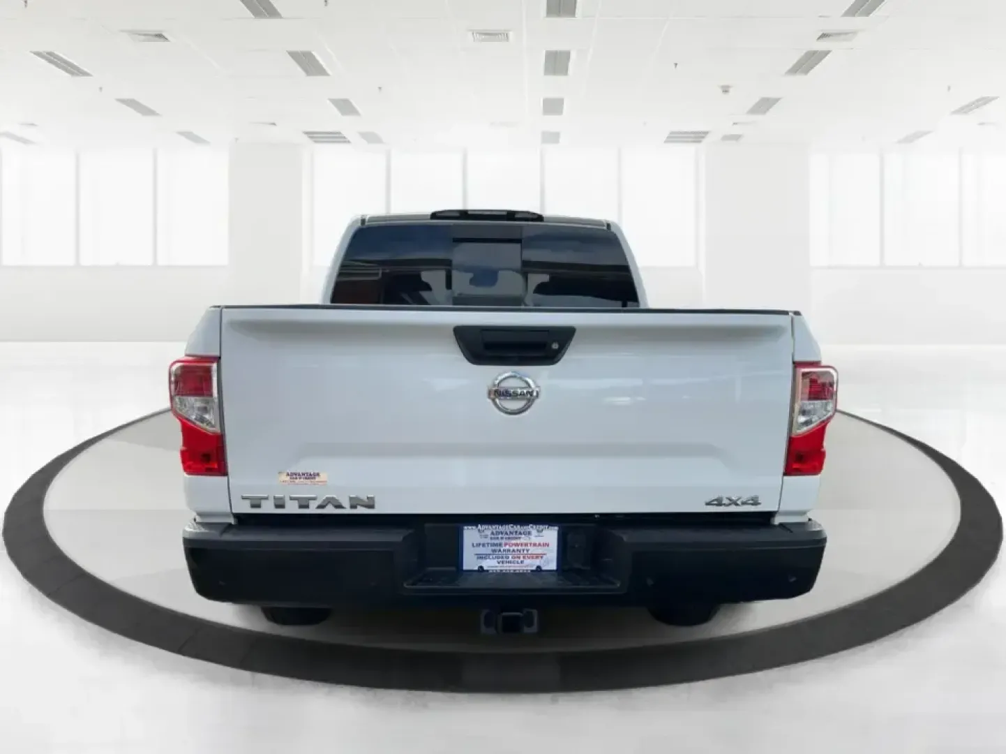 2021 Nissan TITAN Crew Cab S 4x4 (1N6AA1EC4MN) with an Endurance 5.6L V-8 gasoline direct injection engine, 9A transmission, located at 401 Woodman Dr, Riverside, OH, 45431, (937) 908-9800, 39.760899, -84.123421 - Discover ultimate versatility and rugged capability with this 2021 Nissan TITAN Crew Cab S 4x4, now available at Advantage Car and Credit in Piqua, OH. Whether you're navigating the bustling streets of Piqua or heading out for weekend adventures, this truck is designed to adapt to your lifestyle. Pe - Photo#3