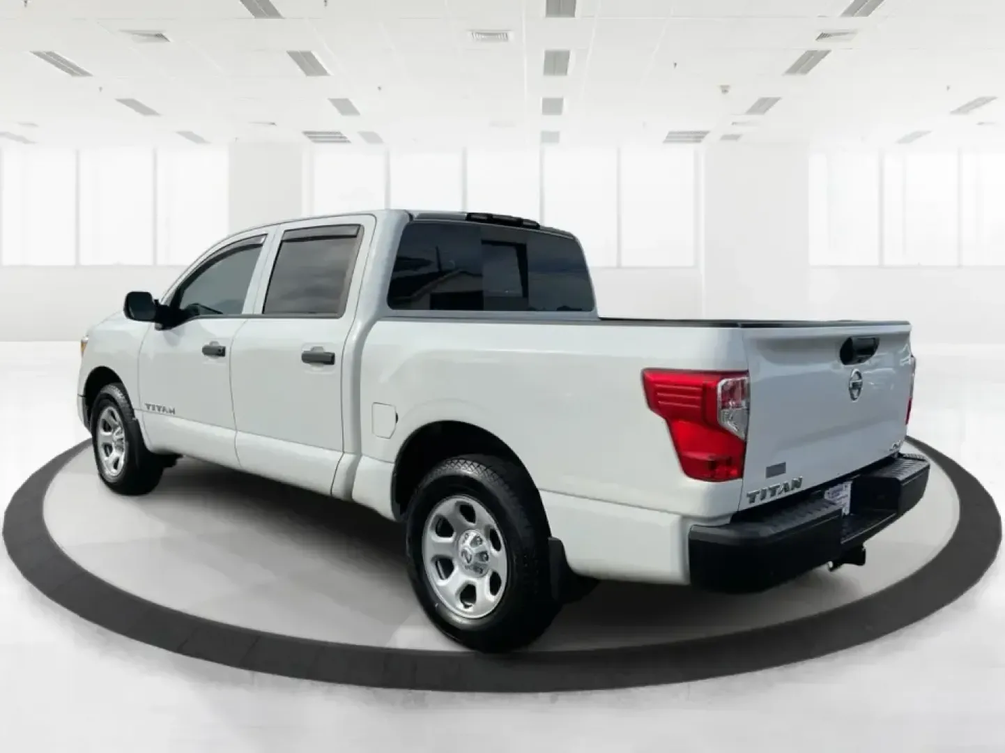 2021 Nissan TITAN Crew Cab S 4x4 (1N6AA1EC4MN) with an Endurance 5.6L V-8 gasoline direct injection engine, 9A transmission, located at 401 Woodman Dr, Riverside, OH, 45431, (937) 908-9800, 39.760899, -84.123421 - Discover ultimate versatility and rugged capability with this 2021 Nissan TITAN Crew Cab S 4x4, now available at Advantage Car and Credit in Piqua, OH. Whether you're navigating the bustling streets of Piqua or heading out for weekend adventures, this truck is designed to adapt to your lifestyle. Pe - Photo#4