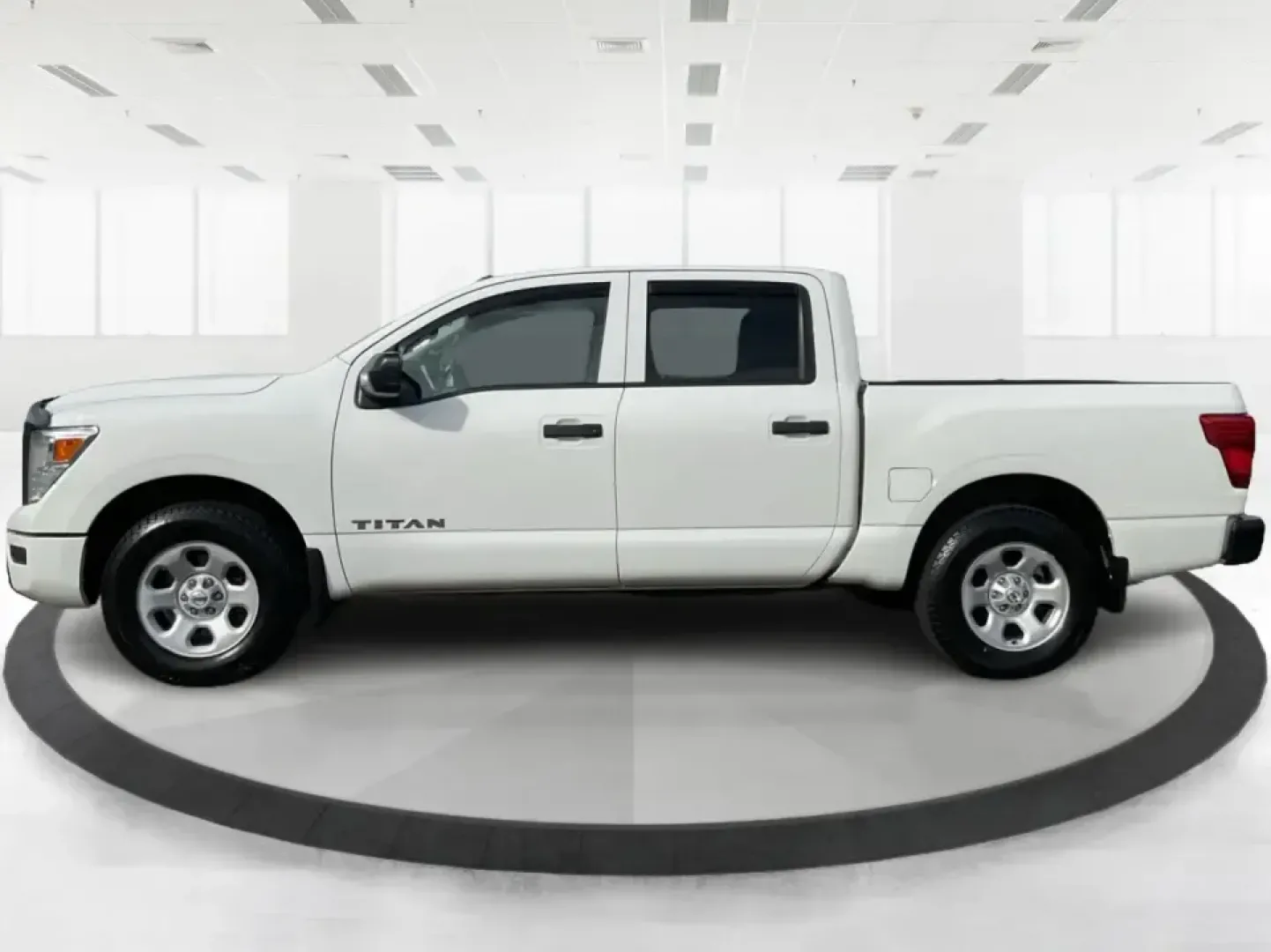 2021 Nissan TITAN Crew Cab S 4x4 (1N6AA1EC4MN) with an Endurance 5.6L V-8 gasoline direct injection engine, 9A transmission, located at 401 Woodman Dr, Riverside, OH, 45431, (937) 908-9800, 39.760899, -84.123421 - Discover ultimate versatility and rugged capability with this 2021 Nissan TITAN Crew Cab S 4x4, now available at Advantage Car and Credit in Piqua, OH. Whether you're navigating the bustling streets of Piqua or heading out for weekend adventures, this truck is designed to adapt to your lifestyle. Pe - Photo#5