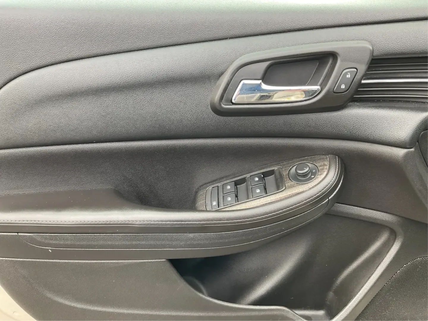 2015 Chevrolet Malibu 2LT (1G11D5SL3FF) with an ECOTEC 2.5L I-4 gasoline direct injection engine, located at 4508 South Dixie Dr, Moraine, OH, 45439, (937) 908-9800, 39.689976, -84.218452 - Experience the joy of driving with the 2015 Chevrolet Malibu 2LT, the perfect sedan for busy professionals, growing families, and anyone seeking a reliable ride for their daily adventures. Whether you're commuting to work, shuttling kids to school, or embarking on weekend trips, this sleek sedan, wi - Photo#19