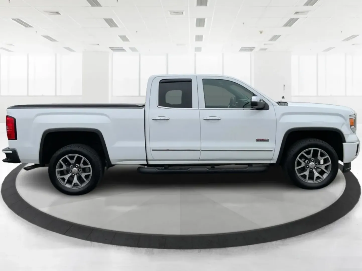 2015 GMC Sierra 1500 SLT (1GTV2VEC7FZ) with an EcoTec3 6.2L V-8 gasoline direct injection engine, located at 1230 East Main St, Xenia, OH, 45385, (937) 908-9800, 39.688026, -83.910172 - **Unlock Your Adventures with the 2015 GMC Sierra 1500 SLT at Advantage Car and Credit - Piqua!**<br /> <br /> If you're seeking a reliable companion for your weekend adventures or a powerful workhorse for everyday tasks, look no further than this stunning 2015 GMC Sierra 1500 SLT. With its robust c - Photo#1