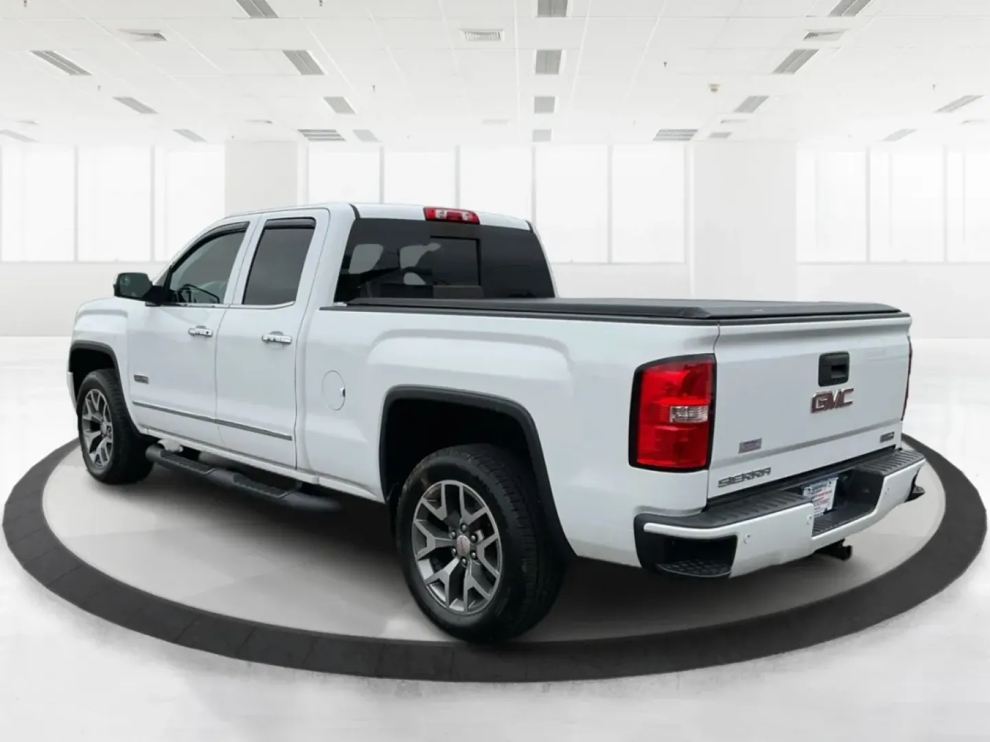 2015 GMC Sierra 1500 SLT (1GTV2VEC7FZ) with an EcoTec3 6.2L V-8 gasoline direct injection engine, located at 1230 East Main St, Xenia, OH, 45385, (937) 908-9800, 39.688026, -83.910172 - **Unlock Your Adventures with the 2015 GMC Sierra 1500 SLT at Advantage Car and Credit - Piqua!**<br /> <br /> If you're seeking a reliable companion for your weekend adventures or a powerful workhorse for everyday tasks, look no further than this stunning 2015 GMC Sierra 1500 SLT. With its robust c - Photo#4