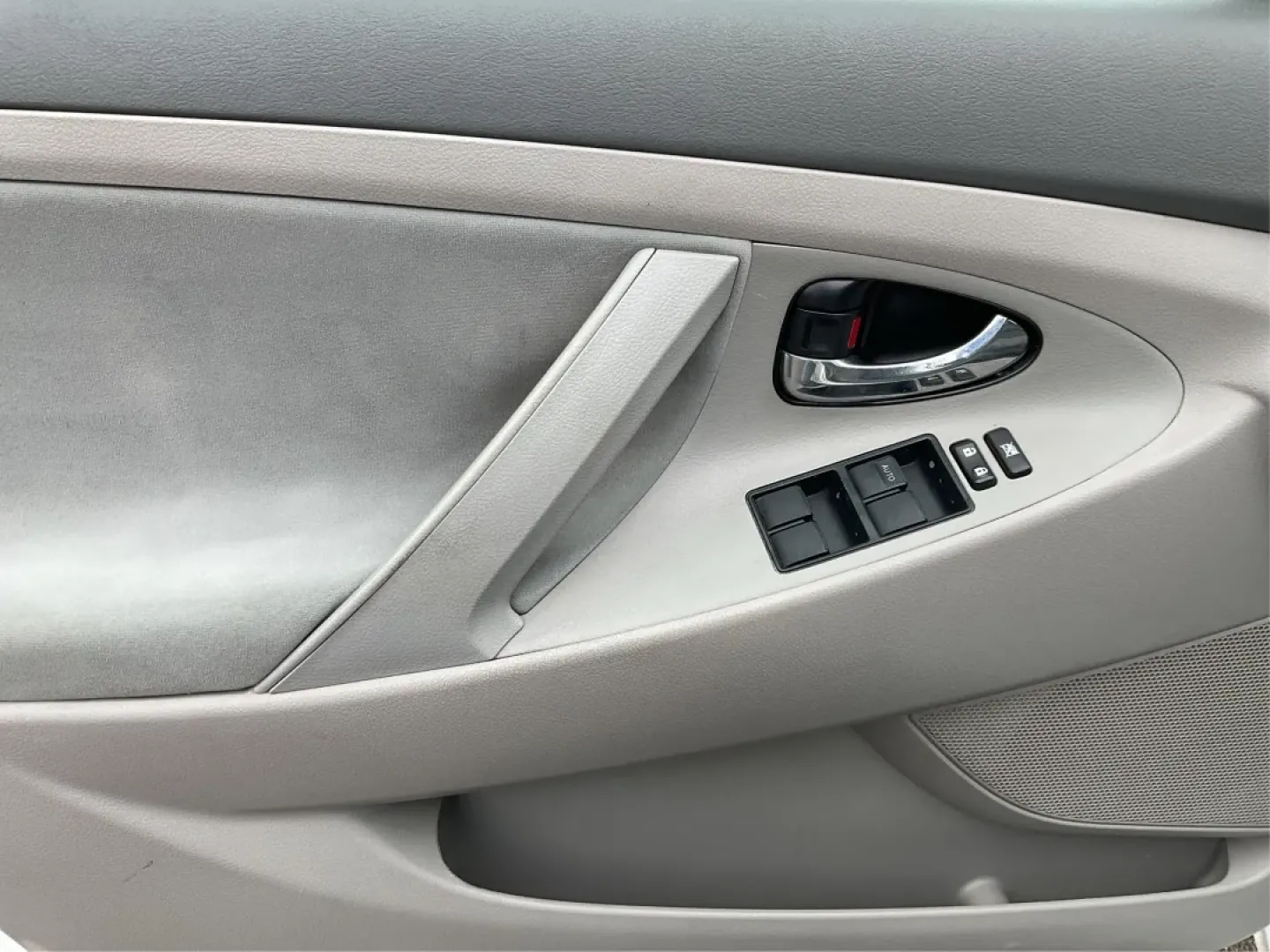 2008 Toyota Camry LE | SE | XLE (4T4BE46K18R) with an 2.4L I-4 DOHC engine, located at 4508 South Dixie Dr, Moraine, OH, 45439, (937) 908-9800, 39.689976, -84.218452 - Are you on the hunt for a reliable sedan that blends comfort and style with unbeatable affordability? Look no further! The 2008 Toyota Camry LE, available at Advantage Car and Credit in Riverside, OH, is the perfect vehicle for anyone seeking a dependable ride for daily commutes or family outings. W - Photo#18