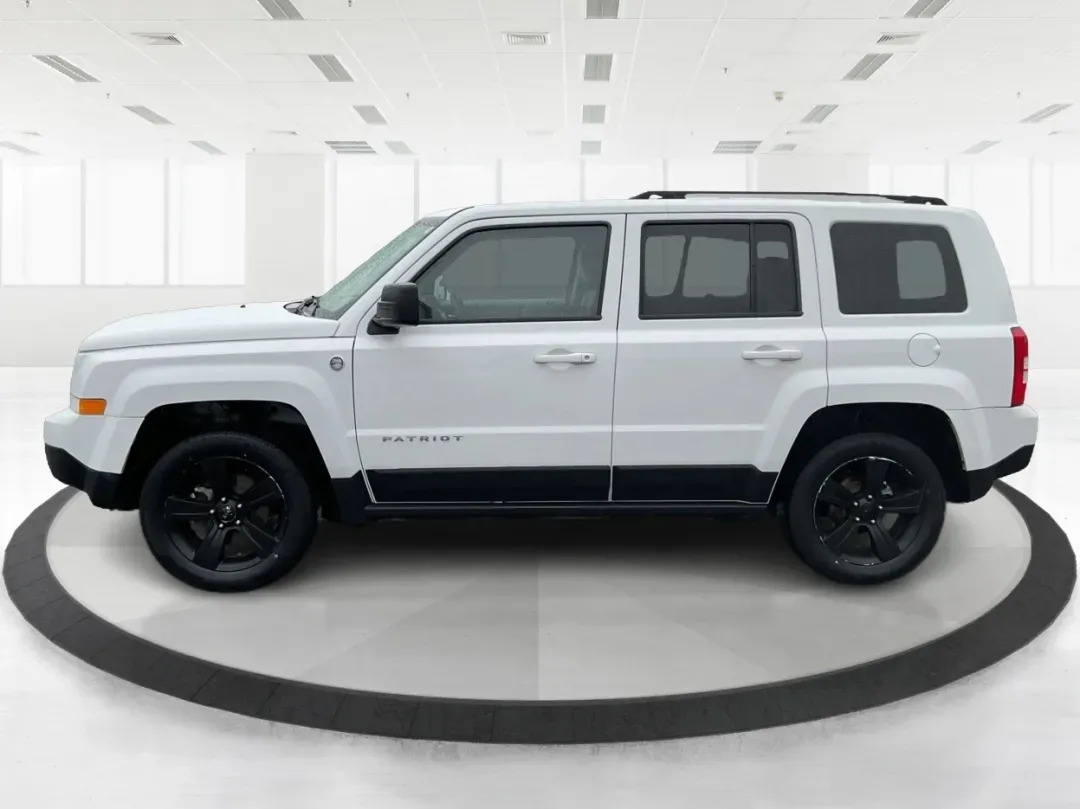 2016 Jeep Patriot Sport (1C4NJRBB5GD) with an 2.4L I-4 DOHC engine, located at 1230 East Main St, Xenia, OH, 45385, (937) 908-9800, 39.688026, -83.910172 - **Adventure Awaits with this 2016 Jeep Patriot Sport at Advantage Car and Credit - New Carlisle!**<br /> <br /> Are you ready to embrace the road less traveled? Whether you're planning weekend getaways with family or searching for the perfect commuter car that can handle a bit of adventure, this 201 - Photo#5