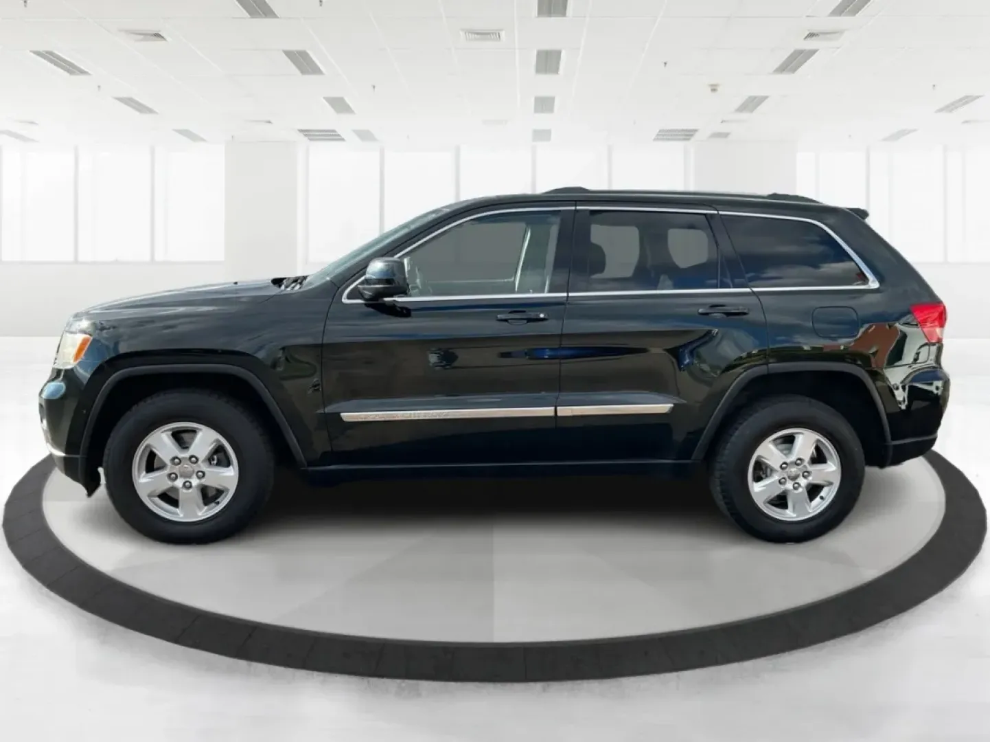 2012 Jeep Grand Cherokee Laredo (1C4RJFAG1CC) with an Other engine, located at 1230 East Main St, Xenia, OH, 45385, (937) 908-9800, 39.688026, -83.910172 - Are you ready to elevate your adventures with a rugged yet refined SUV? Look no further than this 2012 Jeep Grand Cherokee Laredo, now available at Advantage Car and Credit in Xenia, OH. This versatile vehicle is perfect for families embarking on weekend getaways, commuters tackling long drives, or - Photo#5