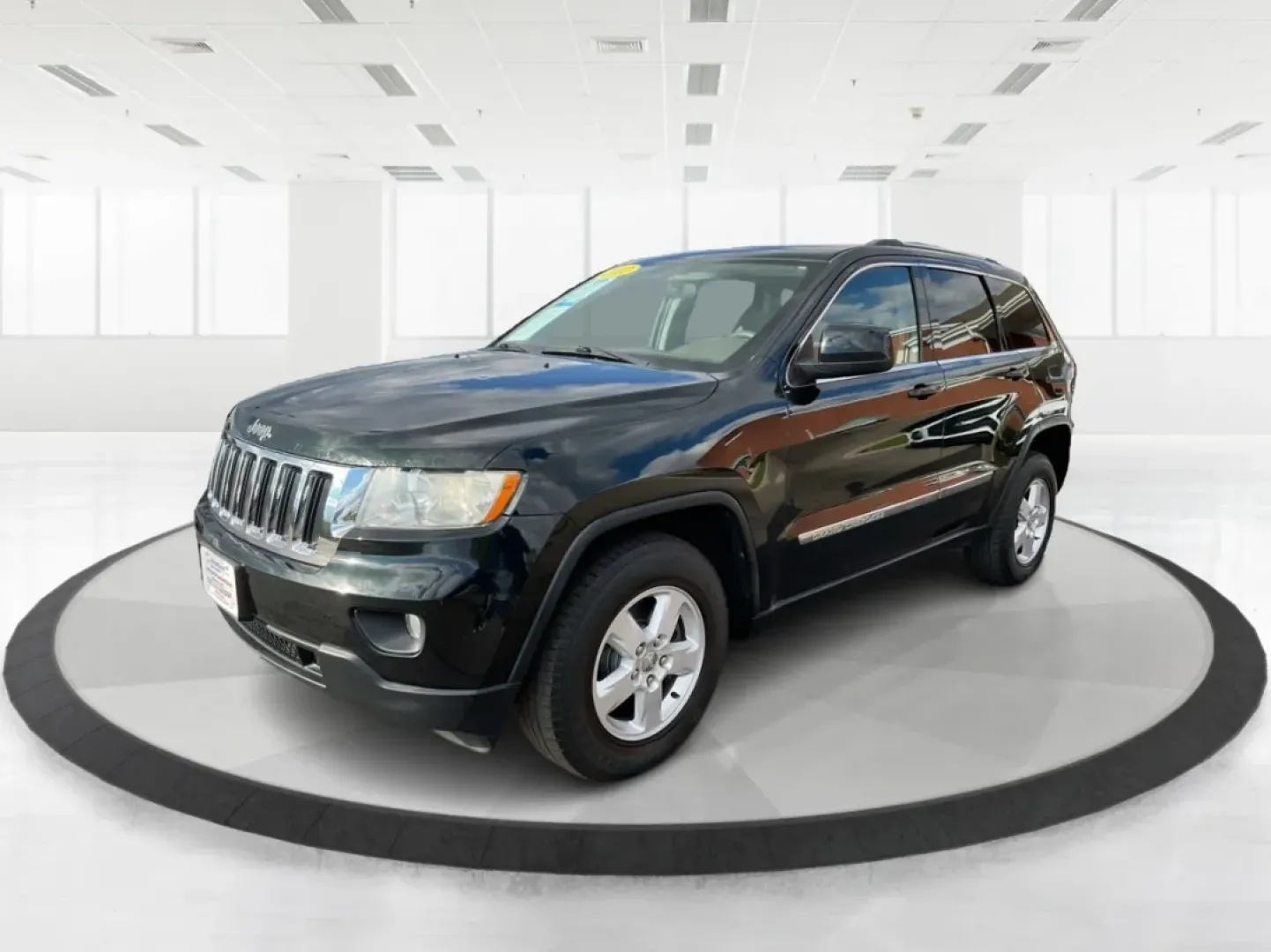 2012 Jeep Grand Cherokee Laredo (1C4RJFAG1CC) with an Other engine, located at 1230 East Main St, Xenia, OH, 45385, (937) 908-9800, 39.688026, -83.910172 - Are you ready to elevate your adventures with a rugged yet refined SUV? Look no further than this 2012 Jeep Grand Cherokee Laredo, now available at Advantage Car and Credit in Xenia, OH. This versatile vehicle is perfect for families embarking on weekend getaways, commuters tackling long drives, or - Photo#8