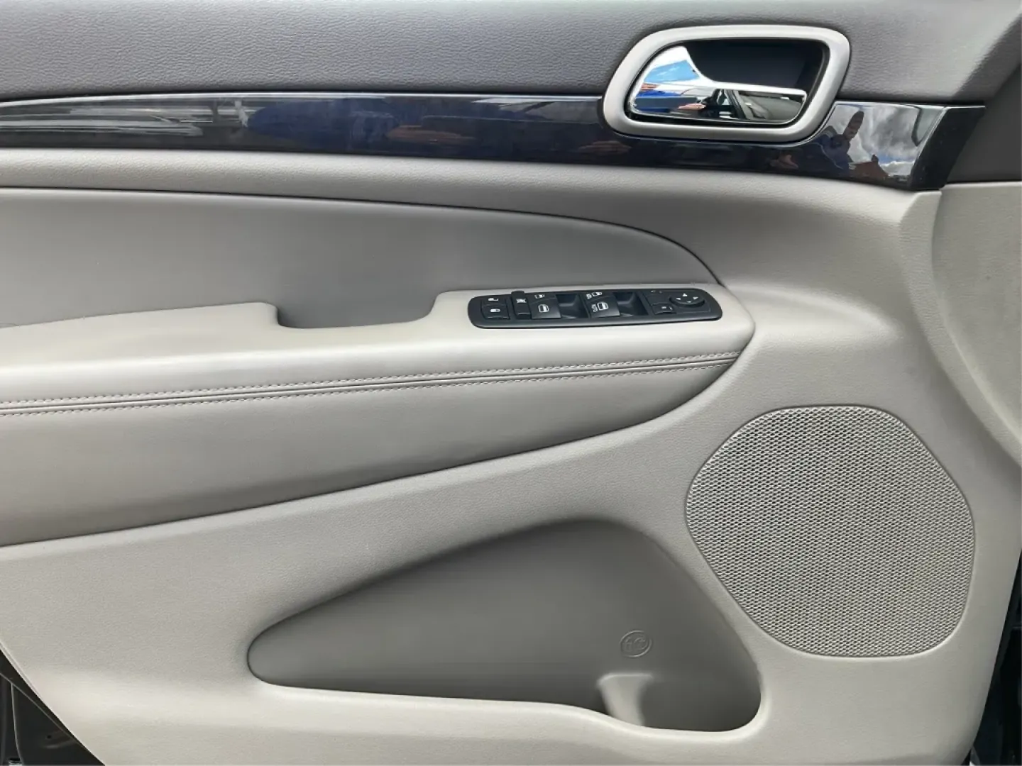 2012 Jeep Grand Cherokee Laredo (1C4RJFAG1CC) with an Other engine, located at 1230 East Main St, Xenia, OH, 45385, (937) 908-9800, 39.688026, -83.910172 - Are you ready to elevate your adventures with a rugged yet refined SUV? Look no further than this 2012 Jeep Grand Cherokee Laredo, now available at Advantage Car and Credit in Xenia, OH. This versatile vehicle is perfect for families embarking on weekend getaways, commuters tackling long drives, or - Photo#19