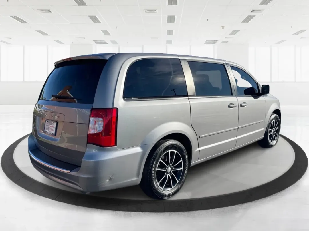 2016 Dodge Grand Caravan SE (2C4RDGBG0GR) with an Pentastar 3.6L V-6 DOHC engine, located at 1184 Kauffman Ave, Fairborn, OH, 45324, (937) 908-9800, 39.807072, -84.030914 - **Experience the Freedom of Family Adventures with the 2016 Dodge Grand Caravan SE!** <br /> <br /> Are you in search of the perfect vehicle for family road trips, daily commutes, or weekend adventures? Look no further than the 2016 Dodge Grand Caravan SE, available at Advantage Car and Credit in X - Photo#2