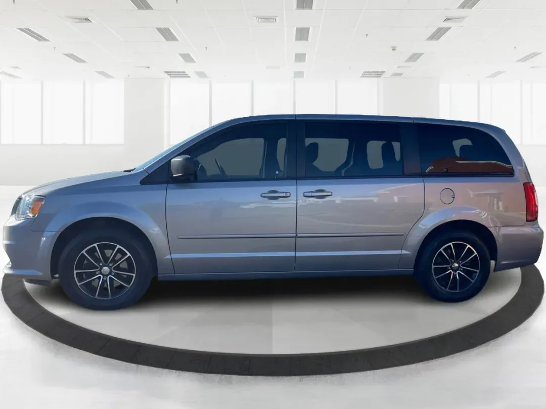 2016 Dodge Grand Caravan SE (2C4RDGBG0GR) with an Pentastar 3.6L V-6 DOHC engine, located at 1184 Kauffman Ave, Fairborn, OH, 45324, (937) 908-9800, 39.807072, -84.030914 - **Experience the Freedom of Family Adventures with the 2016 Dodge Grand Caravan SE!** <br /> <br /> Are you in search of the perfect vehicle for family road trips, daily commutes, or weekend adventures? Look no further than the 2016 Dodge Grand Caravan SE, available at Advantage Car and Credit in X - Photo#5