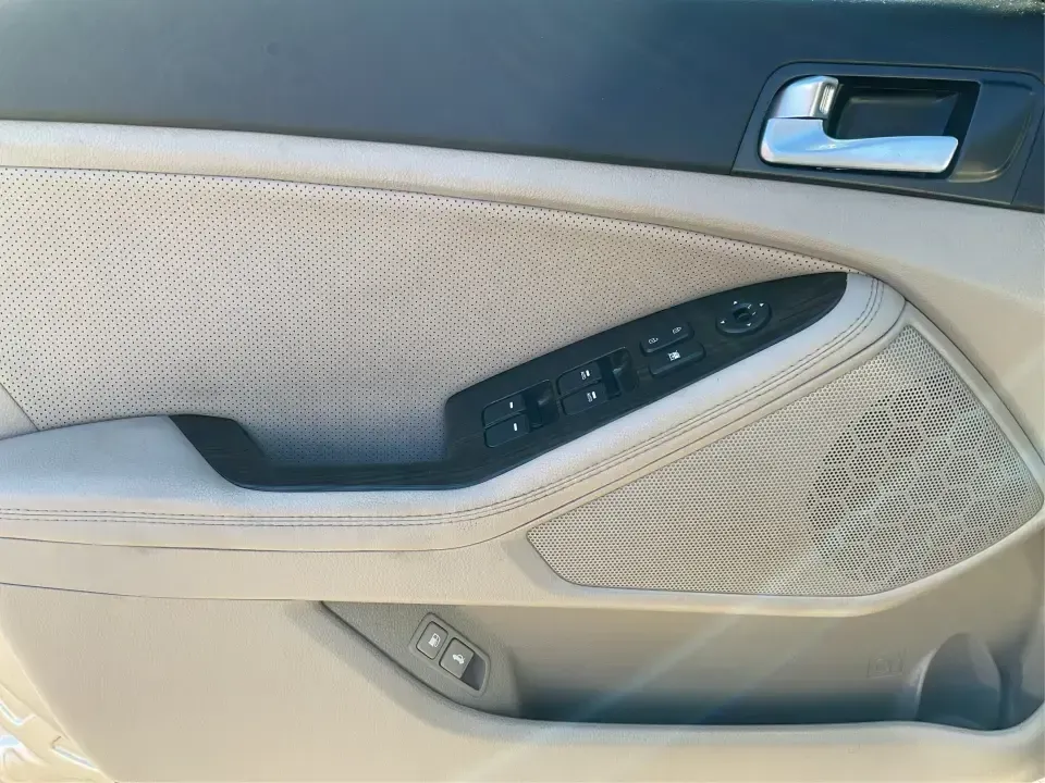 2015 Kia Optima EX (5XXGN4A74FG) with an Theta II 2.4L I-4 gasoline direct injection engine, 6-Speed Automatic transmission, located at 1099 N County Rd 25A, Troy, OH, 45373, (937) 908-9800, 40.057079, -84.212883 - Experience the perfect blend of style, comfort, and reliability with this 2015 Kia Optima EX at Advantage Car and Credit in Xenia, OH. Whether you're embarking on daily commutes, family road trips, or simply looking for a trusty companion for your adventures, this vehicle is designed to meet your di - Photo#18