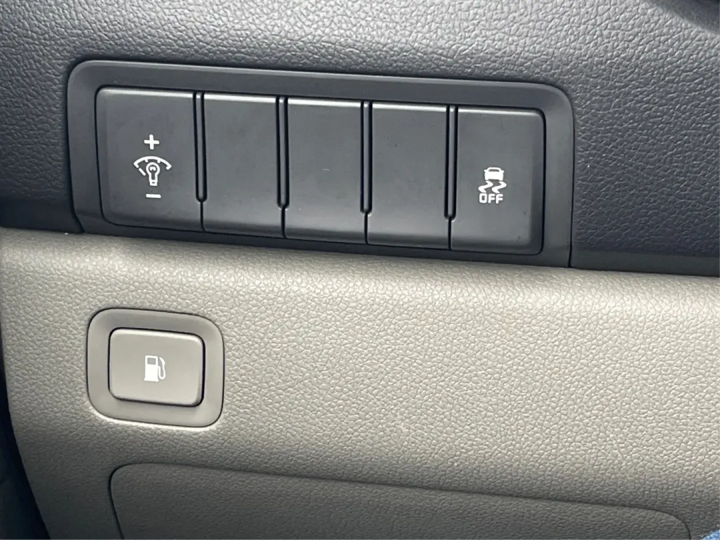 2016 Kia Sedona LX (KNDMB5C17G6) with an Lambda 3.3L V-6 gasoline direct injection engine, located at 1184 Kauffman Ave, Fairborn, OH, 45324, (937) 908-9800, 39.807072, -84.030914 - Elevate your adventures with the 2016 Kia Sedona LX, the perfect passenger van crafted for growing families and those who love to hit the road. Whether you're driving the kids to soccer practice, planning a weekend getaway, or just commuting to work, this versatile vehicle offers the space, comfort, - Photo#17