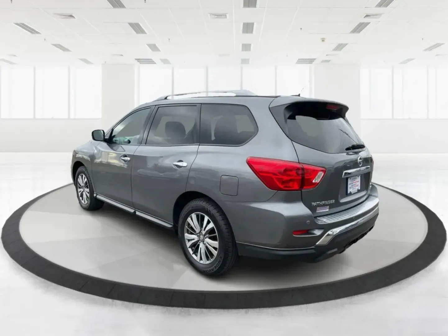 2018 Nissan Pathfinder SV (5N1DR2MM1JC) with an 3.5L V-6 gasoline direct injection engine, located at 4508 South Dixie Dr, Moraine, OH, 45439, (937) 908-9800, 39.689976, -84.218452 - Are you ready to elevate your family adventures or weekend getaways? Look no further than the 2018 Nissan Pathfinder SV, available now at Advantage Car and Credit in Vandalia, OH. Perfectly designed for growing families, this spacious SUV is not only a reliable daily driver but also an ideal compani - Photo#4