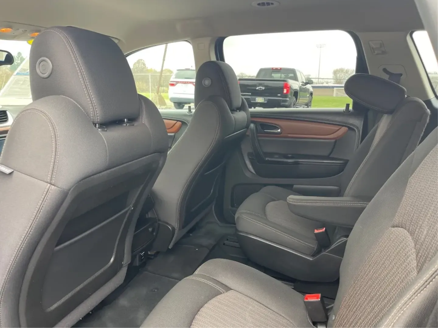 2016 Chevrolet Traverse 1LT (1GNKVGKD0GJ) with an 3.6L V-6 gasoline direct injection engine, located at 8750 N County Rd 25A, Piqua, OH, 45356, (937) 908-9800, 40.164391, -84.232513 - Are you looking for the perfect family SUV that balances space, comfort, and reliability? Look no further than this stunning 2016 Chevrolet Traverse 1LT, available now at Advantage Car and Credit in Piqua, OH. With its spacious interior and robust features, this SUV is designed for growing families, - Photo#10