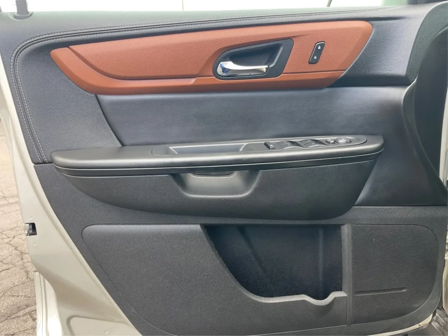 2016 Chevrolet Traverse 1LT (1GNKVGKD0GJ) with an 3.6L V-6 gasoline direct injection engine, located at 8750 N County Rd 25A, Piqua, OH, 45356, (937) 908-9800, 40.164391, -84.232513 - Are you looking for the perfect family SUV that balances space, comfort, and reliability? Look no further than this stunning 2016 Chevrolet Traverse 1LT, available now at Advantage Car and Credit in Piqua, OH. With its spacious interior and robust features, this SUV is designed for growing families, - Photo#19