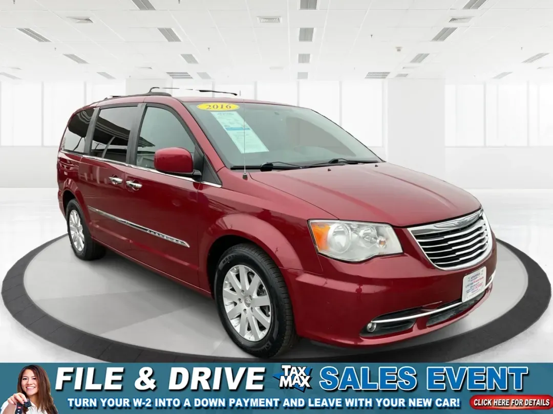 2016 Chrysler Town & Country Touring's photo