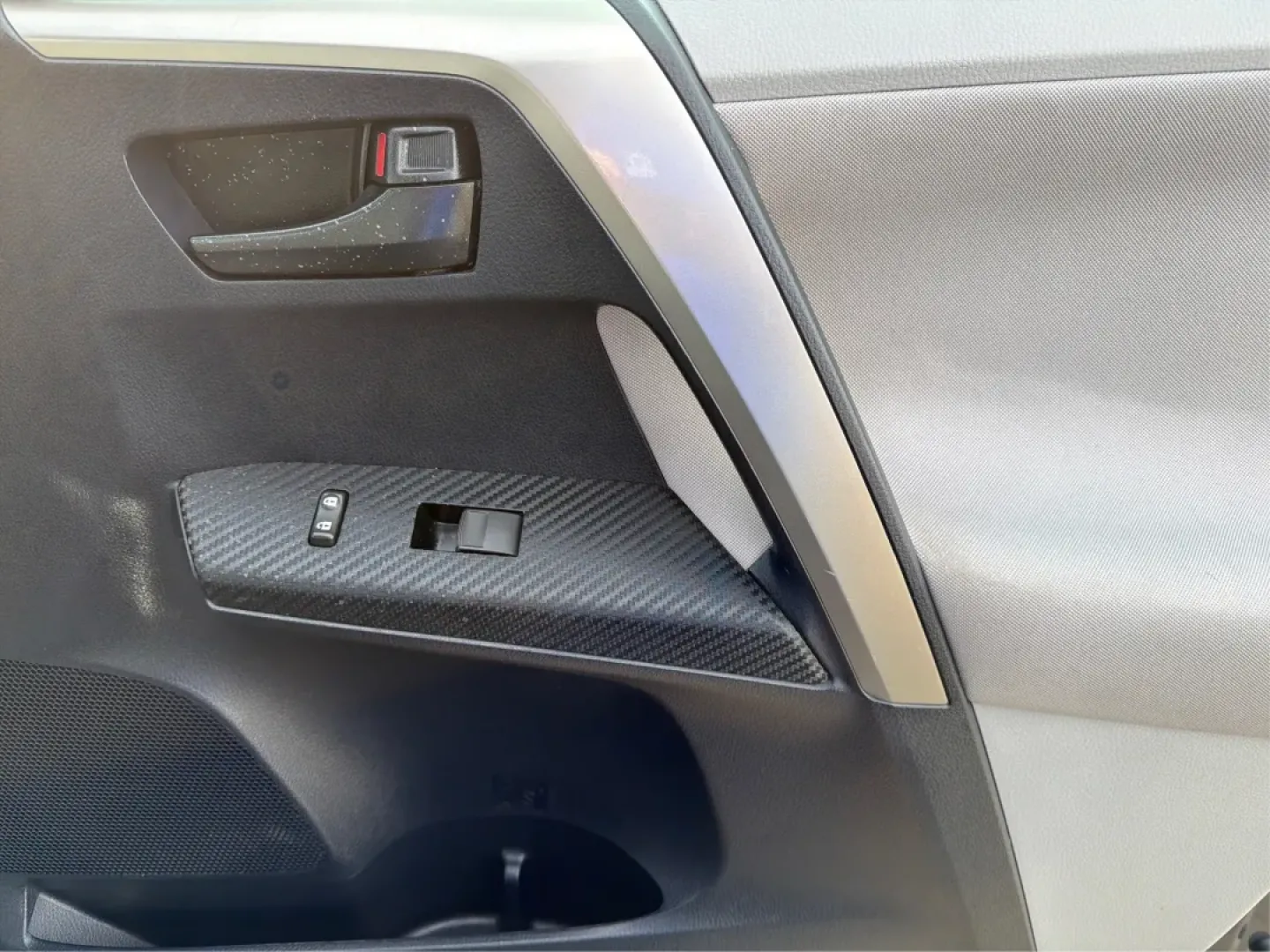 2013 Toyota RAV4 LE (2T3BFREV1DW) with an 2.5L I-4 DOHC engine, located at 401 Woodman Dr, Riverside, OH, 45431, (937) 908-9800, 39.760899, -84.123421 - Are you ready to elevate your daily commute or embark on your next weekend adventure? Look no further than this impressive 2013 Toyota RAV4 LE, available now at Advantage Car and Credit - Riverside. This versatile SUV is perfect for budget-conscious buyers seeking a reliable vehicle that accommodate - Photo#18