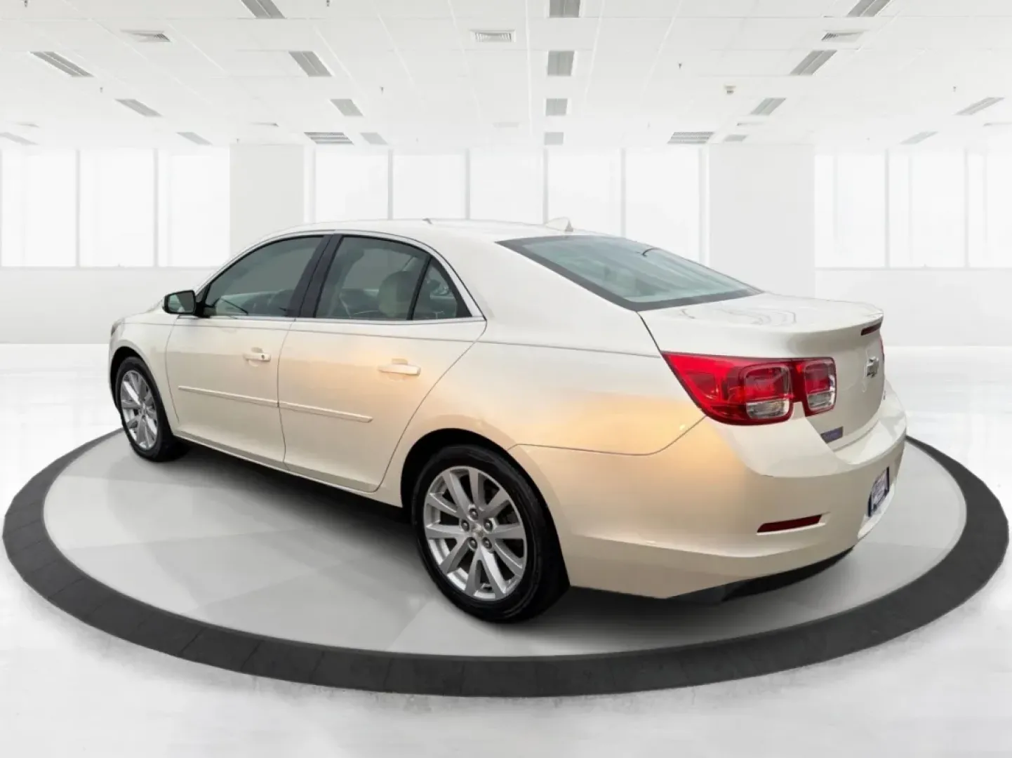 2014 Chevrolet Malibu 2LT (1G11E5SL4EF) with an ECOTEC 2.5L I-4 gasoline direct injection engine, located at 4508 South Dixie Dr, Moraine, OH, 45439, (937) 908-9800, 39.689976, -84.218452 - **Drive into Comfort and Confidence with the 2014 Chevrolet Malibu 2LT!**<br /> <br /> Are you searching for the perfect vehicle to elevate your daily commute or weekend adventures? Look no further! The 2014 Chevrolet Malibu 2LT is designed for those who value comfort, practicality, and style. Wheth - Photo#4