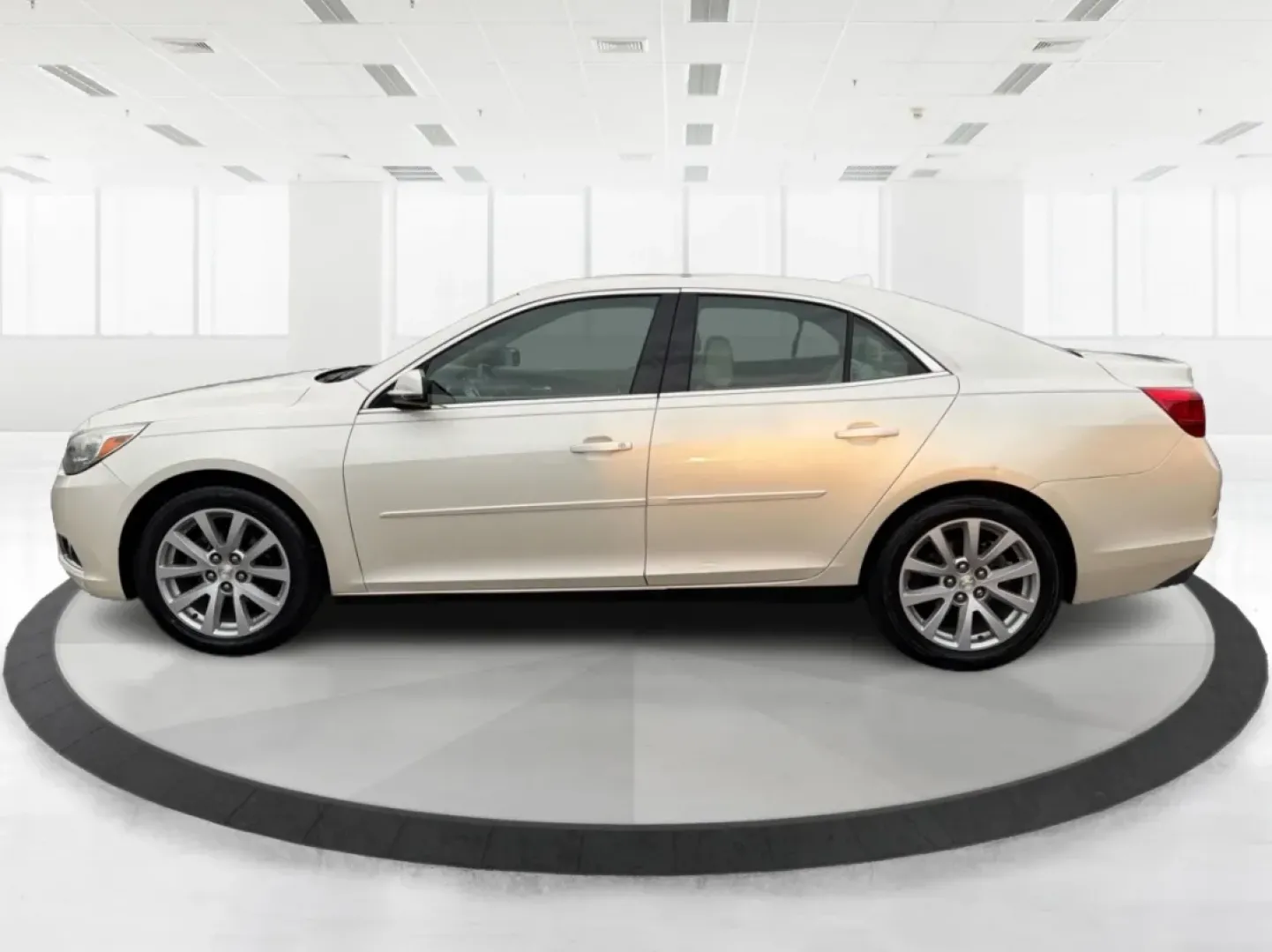 2014 Chevrolet Malibu 2LT (1G11E5SL4EF) with an ECOTEC 2.5L I-4 gasoline direct injection engine, located at 4508 South Dixie Dr, Moraine, OH, 45439, (937) 908-9800, 39.689976, -84.218452 - **Drive into Comfort and Confidence with the 2014 Chevrolet Malibu 2LT!**<br /> <br /> Are you searching for the perfect vehicle to elevate your daily commute or weekend adventures? Look no further! The 2014 Chevrolet Malibu 2LT is designed for those who value comfort, practicality, and style. Wheth - Photo#5