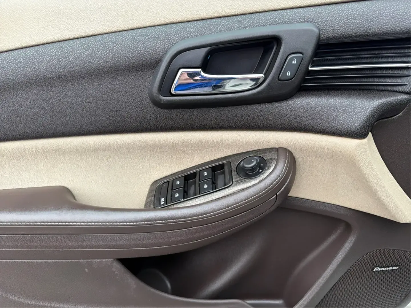 2014 Chevrolet Malibu 2LT (1G11E5SL4EF) with an ECOTEC 2.5L I-4 gasoline direct injection engine, located at 4508 South Dixie Dr, Moraine, OH, 45439, (937) 908-9800, 39.689976, -84.218452 - **Drive into Comfort and Confidence with the 2014 Chevrolet Malibu 2LT!**<br /> <br /> Are you searching for the perfect vehicle to elevate your daily commute or weekend adventures? Look no further! The 2014 Chevrolet Malibu 2LT is designed for those who value comfort, practicality, and style. Wheth - Photo#19