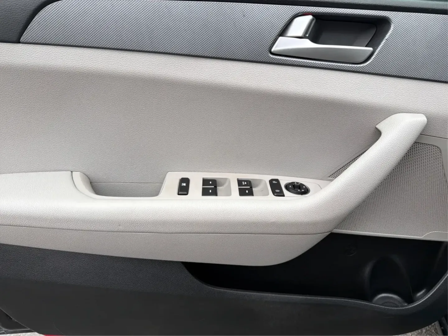 2017 Hyundai Sonata SE (5NPE24AF6HH) with an 2.4L I-4 gasoline direct injection engine, located at 8750 N County Rd 25A, Piqua, OH, 45356, (937) 908-9800, 40.164391, -84.232513 - Experience the open road like never before with the 2017 Hyundai Sonata SE, a perfect sedan for those who value style, comfort, and reliability. Whether you're commuting to work in Piqua, planning weekend getaways, or driving your family to soccer practice, this versatile vehicle is designed to meet - Photo#17