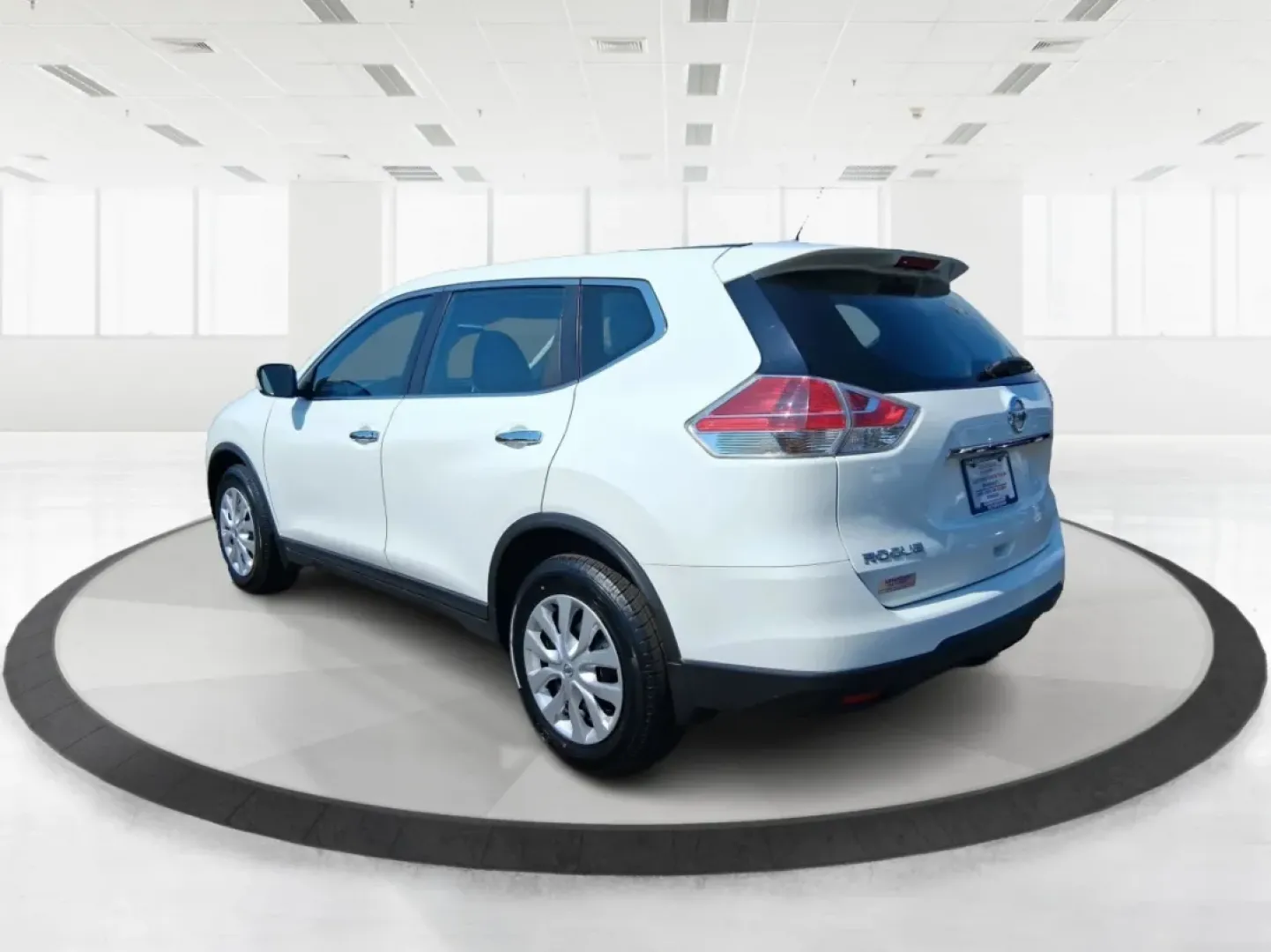 2015 Nissan Rogue S (KNMAT2MV8FP) with an 2.5L I-4 DOHC engine, located at 880 E. National Road, Vandalia, OH, 45377, (937) 908-9800, 39.891918, -84.183594 - **Discover the Ultimate Family SUV: 2015 Nissan Rogue at Advantage Car and Credit in Vandalia, OH!**<br /> <br /> Are you looking for a vehicle that perfectly balances functionality and style for your growing family? The 2015 Nissan Rogue is the ideal choice! With its spacious interior, advanced saf - Photo#4