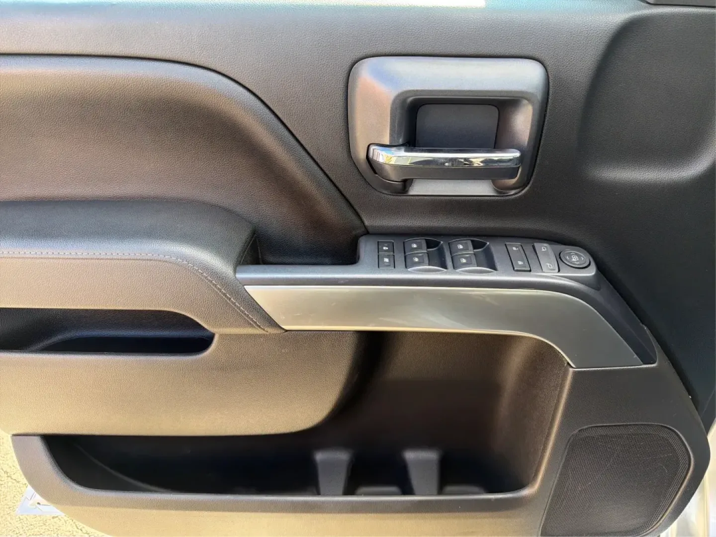 2016 Chevrolet Silverado 1500 1LT (1GCUKREC8GF) with an EcoTec3 5.3L V-8 gasoline direct injection engine, located at 880 E. National Road, Vandalia, OH, 45377, (937) 908-9800, 39.891918, -84.183594 - **Discover the Ultimate Adventure with the 2016 Chevrolet Silverado 1500 at Advantage Car and Credit - Vandalia!**<br /> <br /> Are you ready to elevate your driving experience and tackle the open road with confidence? Look no further than our stunning 2016 Chevrolet Silverado 1500, available now at - Photo#18