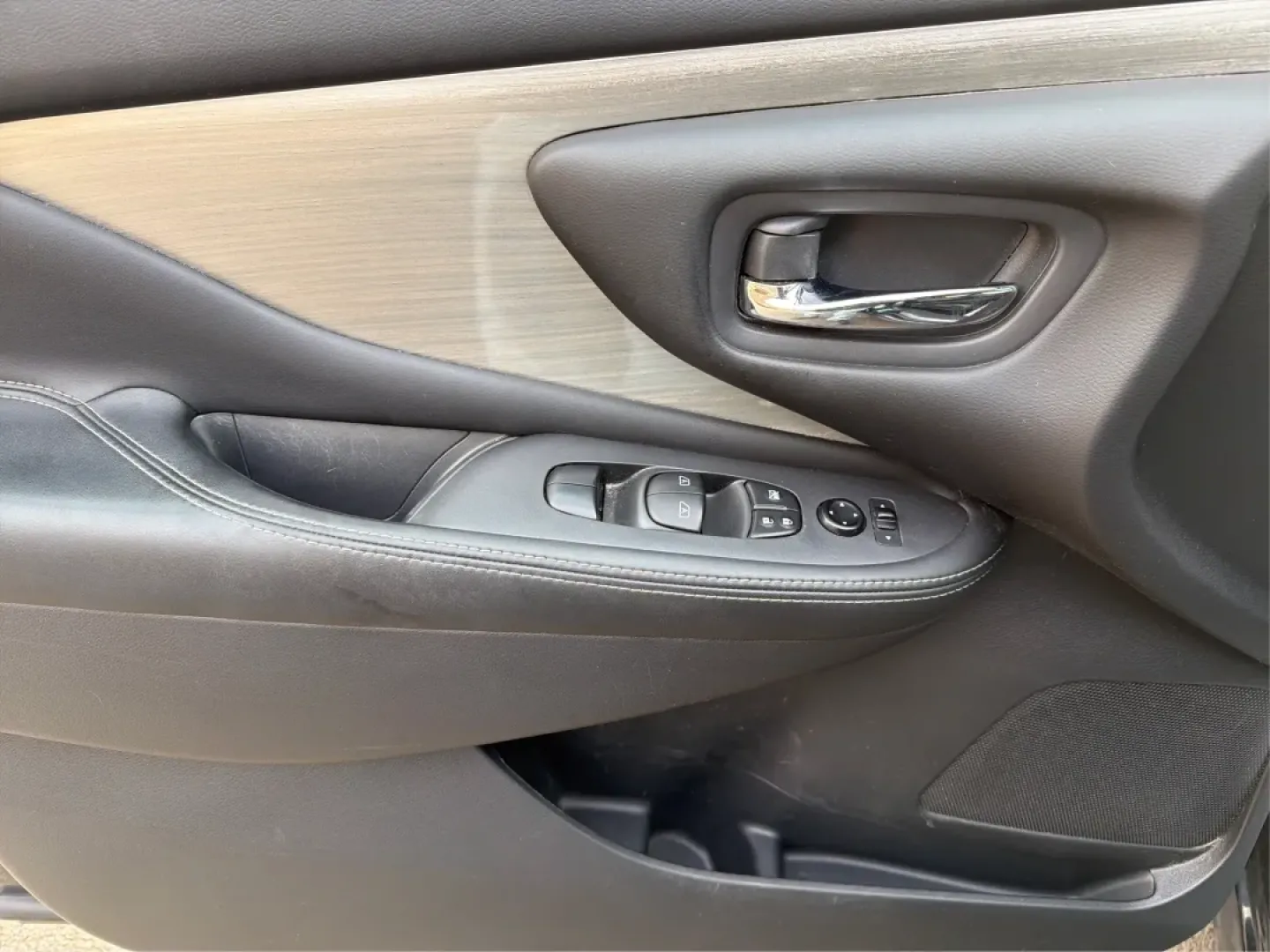 2016 Nissan Murano S (5N1AZ2MH1GN) with an 3.5L V-6 DOHC engine, located at 1951 S Dayton Lakeview Rd., New Carlisle, OH, 45344, (937) 908-9800, 39.890999, -84.050255 - **Elevate Your Daily Drive with the 2016 Nissan Murano S Perfect for Families and Adventurers Alike!**<br /> <br /> Are you in search of a vehicle that seamlessly blends style, comfort, and performance? Look no further than this stunning **2016 Nissan Murano S**, available now at **Advantage Car an - Photo#17