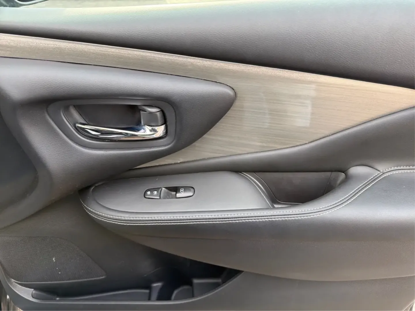 2016 Nissan Murano S (5N1AZ2MH1GN) with an 3.5L V-6 DOHC engine, located at 1951 S Dayton Lakeview Rd., New Carlisle, OH, 45344, (937) 908-9800, 39.890999, -84.050255 - **Elevate Your Daily Drive with the 2016 Nissan Murano S Perfect for Families and Adventurers Alike!**<br /> <br /> Are you in search of a vehicle that seamlessly blends style, comfort, and performance? Look no further than this stunning **2016 Nissan Murano S**, available now at **Advantage Car an - Photo#18