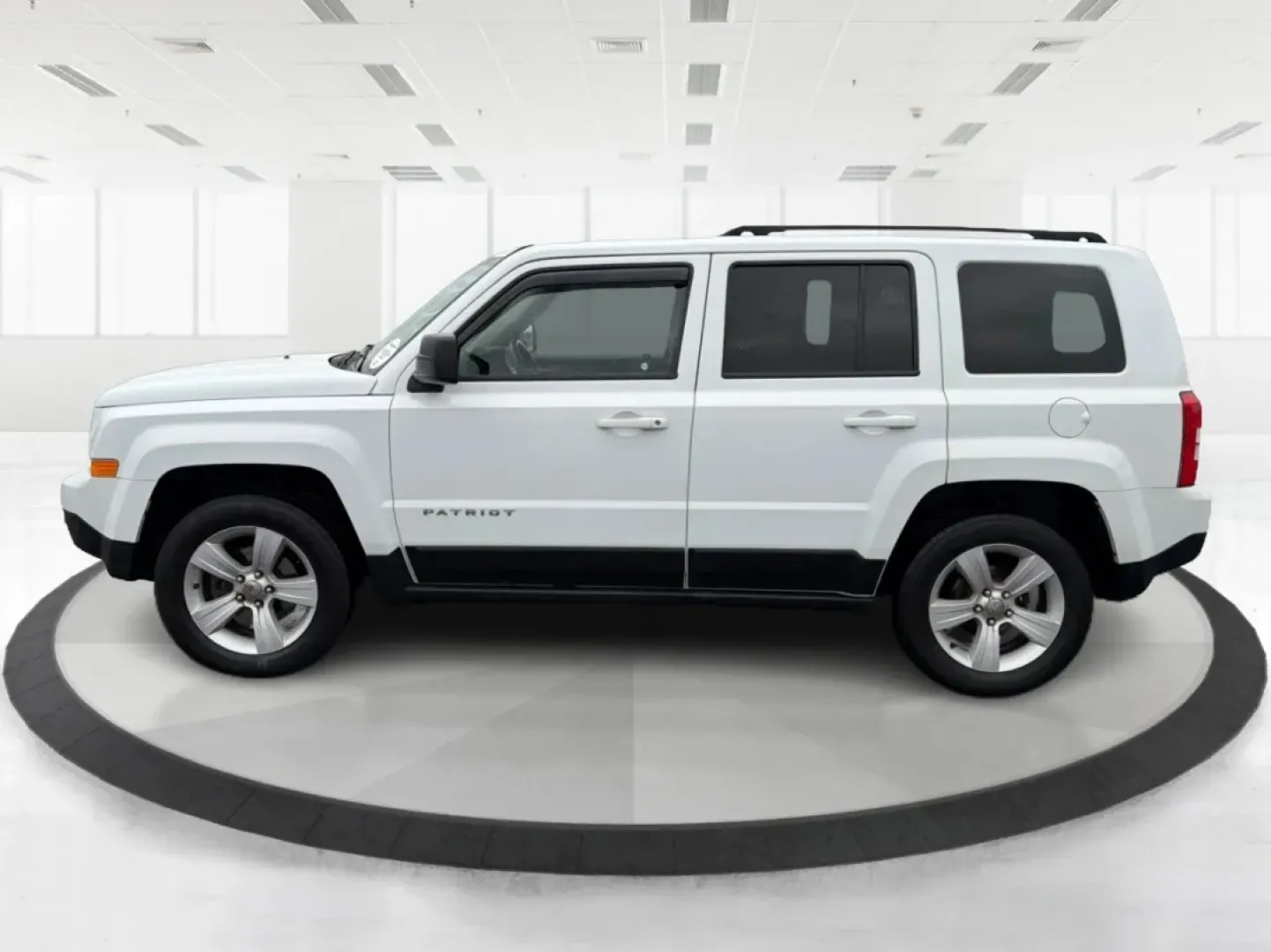 2016 Jeep Patriot Latitude (1C4NJRFB1GD) with an 2.4L I-4 DOHC engine, located at 1184 Kauffman Ave, Fairborn, OH, 45324, (937) 908-9800, 39.807072, -84.030914 - ### Discover Your Next Adventure with the 2016 Jeep Patriot Latitude at Advantage Car and Credit Fairborn<br /> <br /> Embrace the freedom of the open road with the remarkable 2016 Jeep Patriot Latitude, available now at Advantage Car and Credit in Fairborn, OH. This versatile SUV is ideal for thos - Photo#5