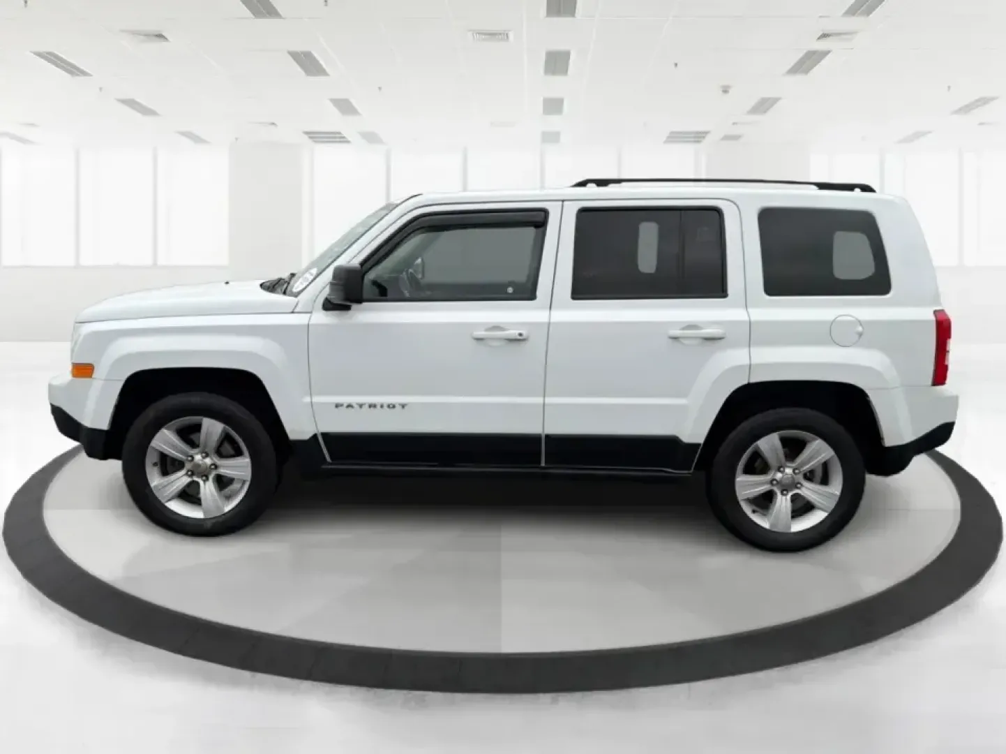2016 Jeep Patriot Latitude (1C4NJRFB1GD) with an 2.4L I-4 DOHC engine, Automatic transmission, located at 880 E. National Road, Vandalia, OH, 45377, (937) 908-9800, 39.891918, -84.183594 - ### Discover Your Next Adventure with the 2016 Jeep Patriot Latitude at Advantage Car and Credit Fairborn<br /> <br /> Embrace the freedom of the open road with the remarkable 2016 Jeep Patriot Latitude, available now at Advantage Car and Credit in Fairborn, OH. This versatile SUV is ideal for thos - Photo#5