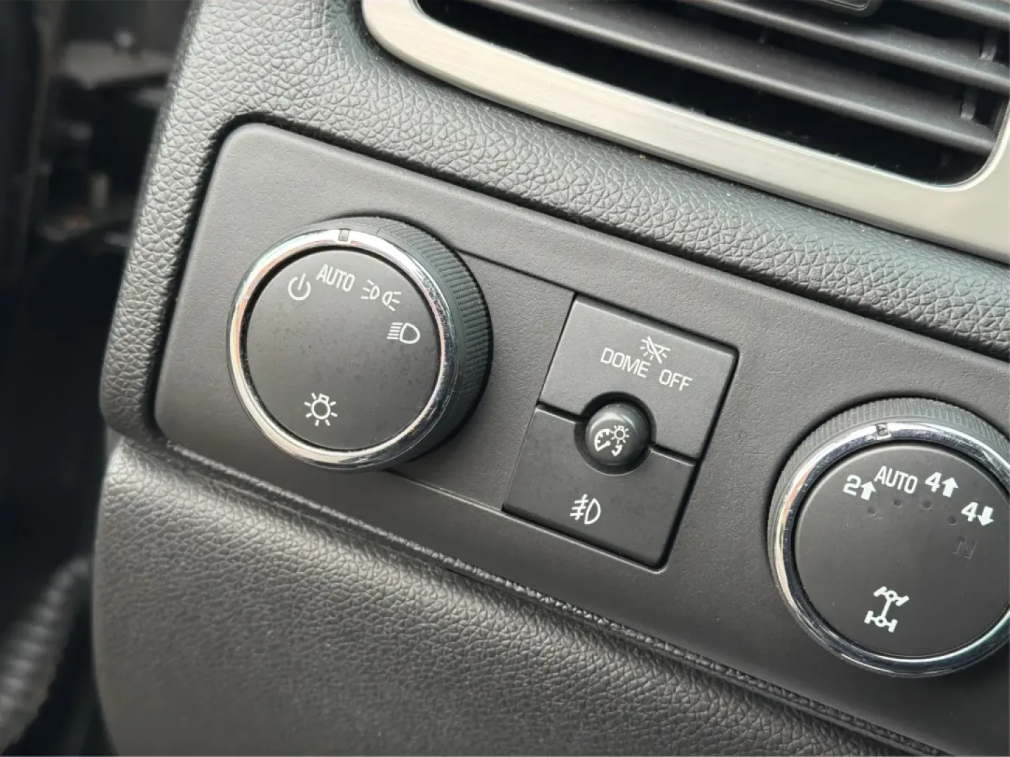 2013 Chevrolet Avalanche LT (3GNTKFE78DG) with an Vortec 5.3L V-8 variable valve control engine, located at 401 Woodman Dr, Riverside, OH, 45431, (937) 908-9800, 39.760899, -84.123421 - Experience Adventure and Utility Like Never Before with the 2013 Chevrolet Avalanche LT from Advantage Car and Credit - Riverside!<br /> <br /> Whether you're gearing up for weekend adventures or simply need a reliable ride for your daily commute, this 2013 Chevrolet Avalanche LT checks all the boxe - Photo#16