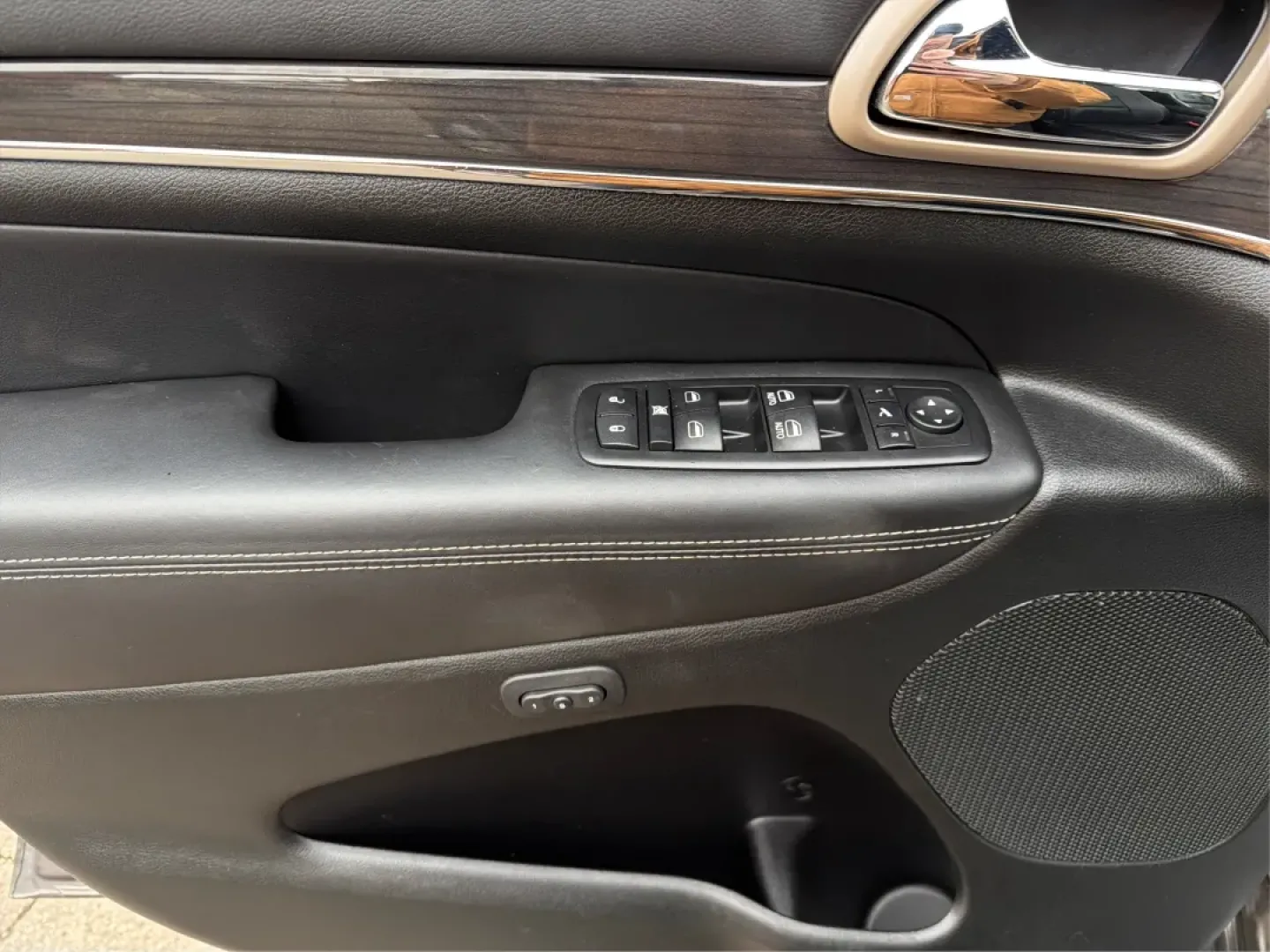 2015 Jeep Grand Cherokee Overland (1C4RJFCT6FC) with an Other engine, located at 1099 N County Rd 25A, Troy, OH, 45373, (937) 908-9800, 40.057079, -84.212883 - **Adventure Awaits: 2015 Jeep Grand Cherokee Overland - Your Perfect Family SUV!**<br /> <br /> If you're looking for a vehicle that perfectly balances comfort, style, and rugged capability, look no further than this stunning 2015 Jeep Grand Cherokee Overland. This SUV is not just a mode of transpor - Photo#19