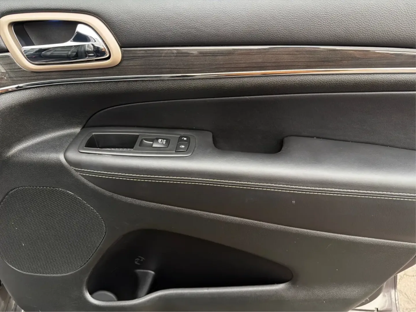 2015 Jeep Grand Cherokee Overland (1C4RJFCT6FC) with an Other engine, located at 1099 N County Rd 25A, Troy, OH, 45373, (937) 908-9800, 40.057079, -84.212883 - **Adventure Awaits: 2015 Jeep Grand Cherokee Overland - Your Perfect Family SUV!**<br /> <br /> If you're looking for a vehicle that perfectly balances comfort, style, and rugged capability, look no further than this stunning 2015 Jeep Grand Cherokee Overland. This SUV is not just a mode of transpor - Photo#20