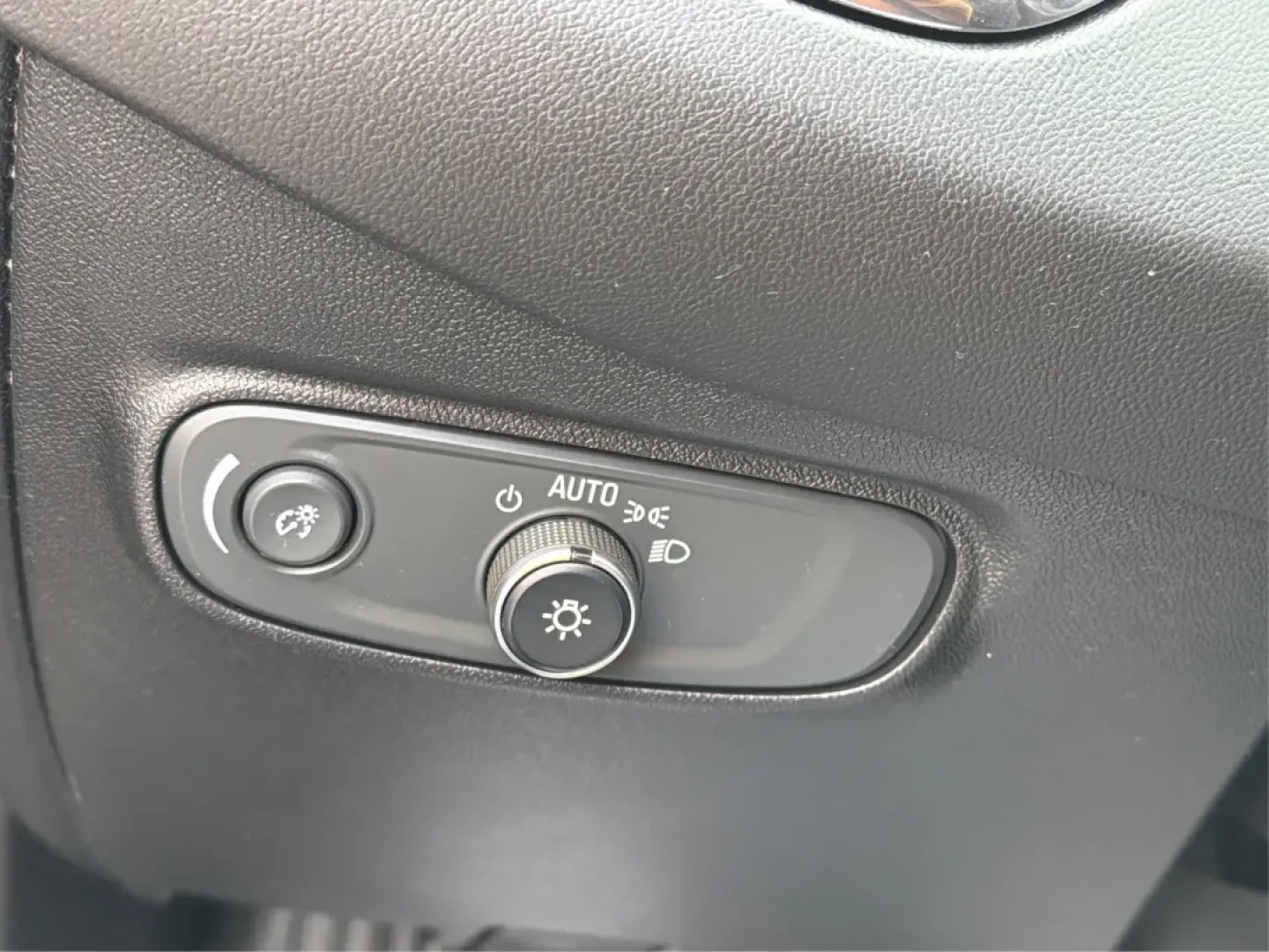 2019 Chevrolet Equinox LT (2GNAXKEV8K6) with an 1.5L I-4 gasoline direct injection engine, located at 880 E. National Road, Vandalia, OH, 45377, (937) 908-9800, 39.891918, -84.183594 - **Adventure Awaits with the 2019 Chevrolet Equinox LT at Advantage Car and Credit - Vandalia!**<br /> <br /> Discover the freedom of the open road with the 2019 Chevrolet Equinox LT, the perfect vehicle for your next adventure or daily commute. Whether you're navigating the bustling streets of Vanda - Photo#17