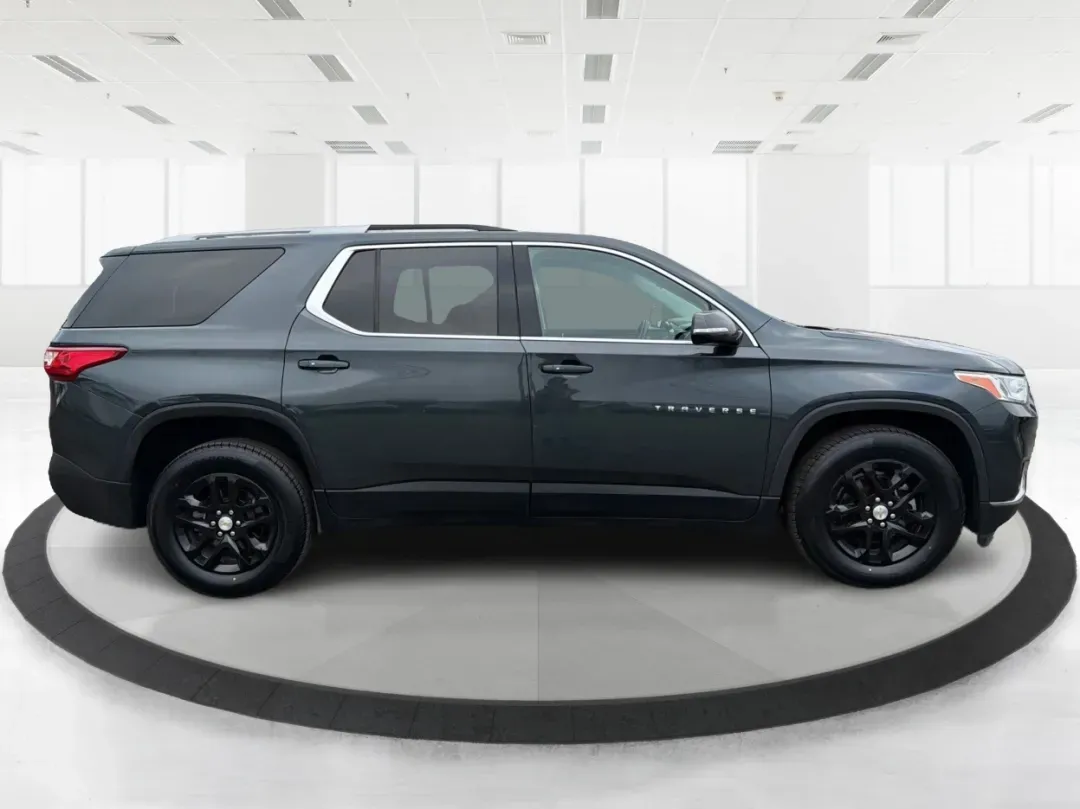 2018 Chevrolet Traverse 1LT (1GNERGKW6JJ) with an 3.6L V-6 gasoline direct injection engine, located at 1230 East Main St, Xenia, OH, 45385, (937) 908-9800, 39.688026, -83.910172 - Are you ready to elevate your family's adventures, all while cruising in unparalleled comfort and style? Look no further than this stunning 2018 Chevrolet Traverse 1LT, now available at Advantage Car and Credit in Fairborn, OH! With ample space, cutting-edge technology, and a robust engine, this SUV - Photo#1