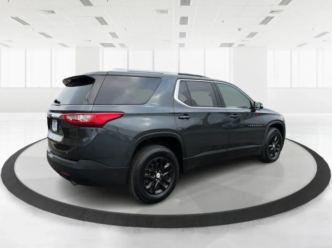 2018 Chevrolet Traverse 1LT (1GNERGKW6JJ) with an 3.6L V-6 gasoline direct injection engine, located at 1230 East Main St, Xenia, OH, 45385, (937) 908-9800, 39.688026, -83.910172 - Are you ready to elevate your family's adventures, all while cruising in unparalleled comfort and style? Look no further than this stunning 2018 Chevrolet Traverse 1LT, now available at Advantage Car and Credit in Fairborn, OH! With ample space, cutting-edge technology, and a robust engine, this SUV - Photo#2