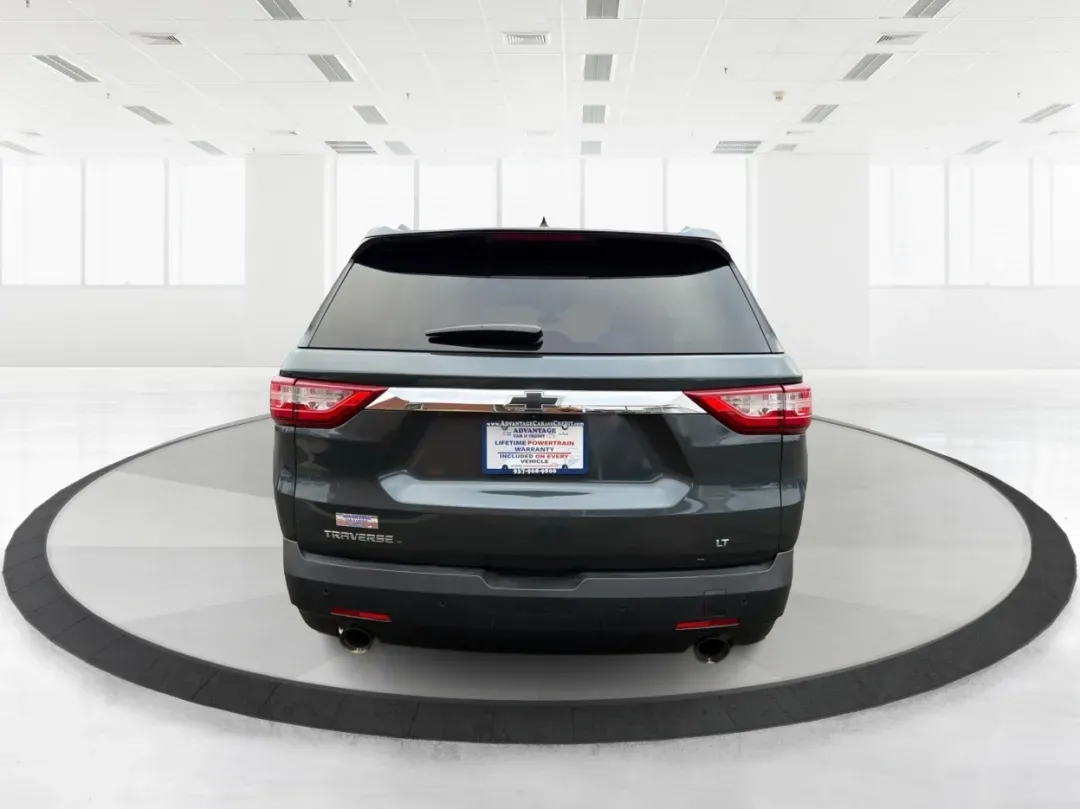 2018 Chevrolet Traverse 1LT (1GNERGKW6JJ) with an 3.6L V-6 gasoline direct injection engine, located at 1230 East Main St, Xenia, OH, 45385, (937) 908-9800, 39.688026, -83.910172 - Are you ready to elevate your family's adventures, all while cruising in unparalleled comfort and style? Look no further than this stunning 2018 Chevrolet Traverse 1LT, now available at Advantage Car and Credit in Fairborn, OH! With ample space, cutting-edge technology, and a robust engine, this SUV - Photo#3