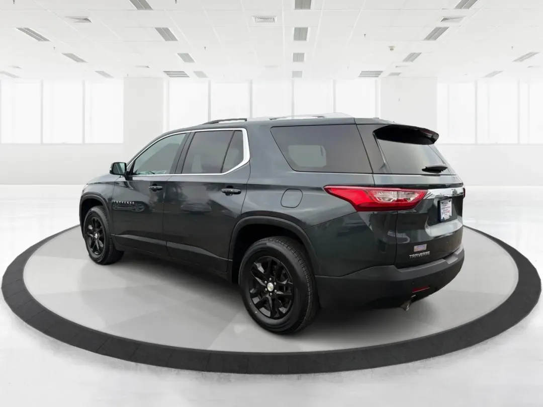2018 Chevrolet Traverse 1LT (1GNERGKW6JJ) with an 3.6L V-6 gasoline direct injection engine, located at 1230 East Main St, Xenia, OH, 45385, (937) 908-9800, 39.688026, -83.910172 - Are you ready to elevate your family's adventures, all while cruising in unparalleled comfort and style? Look no further than this stunning 2018 Chevrolet Traverse 1LT, now available at Advantage Car and Credit in Fairborn, OH! With ample space, cutting-edge technology, and a robust engine, this SUV - Photo#4