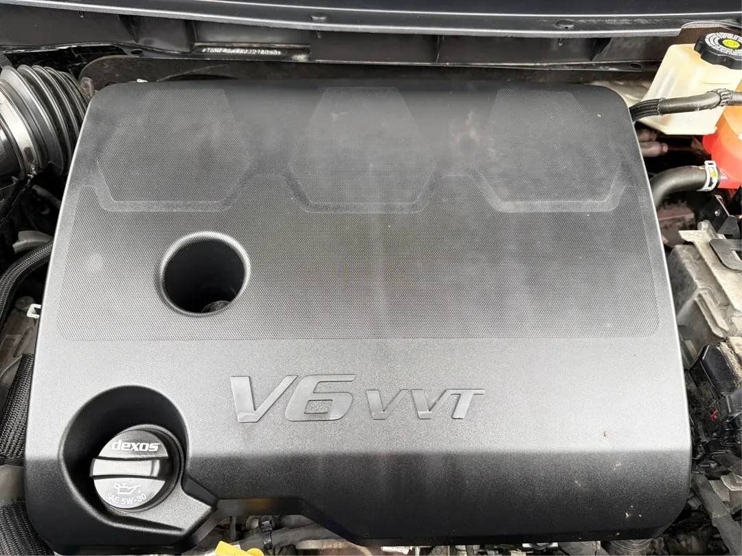 2018 Chevrolet Traverse 1LT (1GNERGKW6JJ) with an 3.6L V-6 gasoline direct injection engine, located at 1230 East Main St, Xenia, OH, 45385, (937) 908-9800, 39.688026, -83.910172 - Are you ready to elevate your family's adventures, all while cruising in unparalleled comfort and style? Look no further than this stunning 2018 Chevrolet Traverse 1LT, now available at Advantage Car and Credit in Fairborn, OH! With ample space, cutting-edge technology, and a robust engine, this SUV - Photo#11