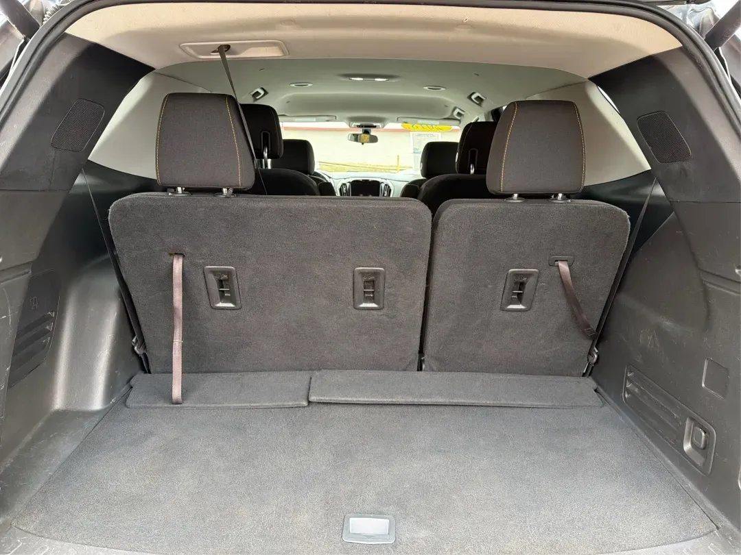 2018 Chevrolet Traverse 1LT (1GNERGKW6JJ) with an 3.6L V-6 gasoline direct injection engine, located at 1230 East Main St, Xenia, OH, 45385, (937) 908-9800, 39.688026, -83.910172 - Are you ready to elevate your family's adventures, all while cruising in unparalleled comfort and style? Look no further than this stunning 2018 Chevrolet Traverse 1LT, now available at Advantage Car and Credit in Fairborn, OH! With ample space, cutting-edge technology, and a robust engine, this SUV - Photo#12