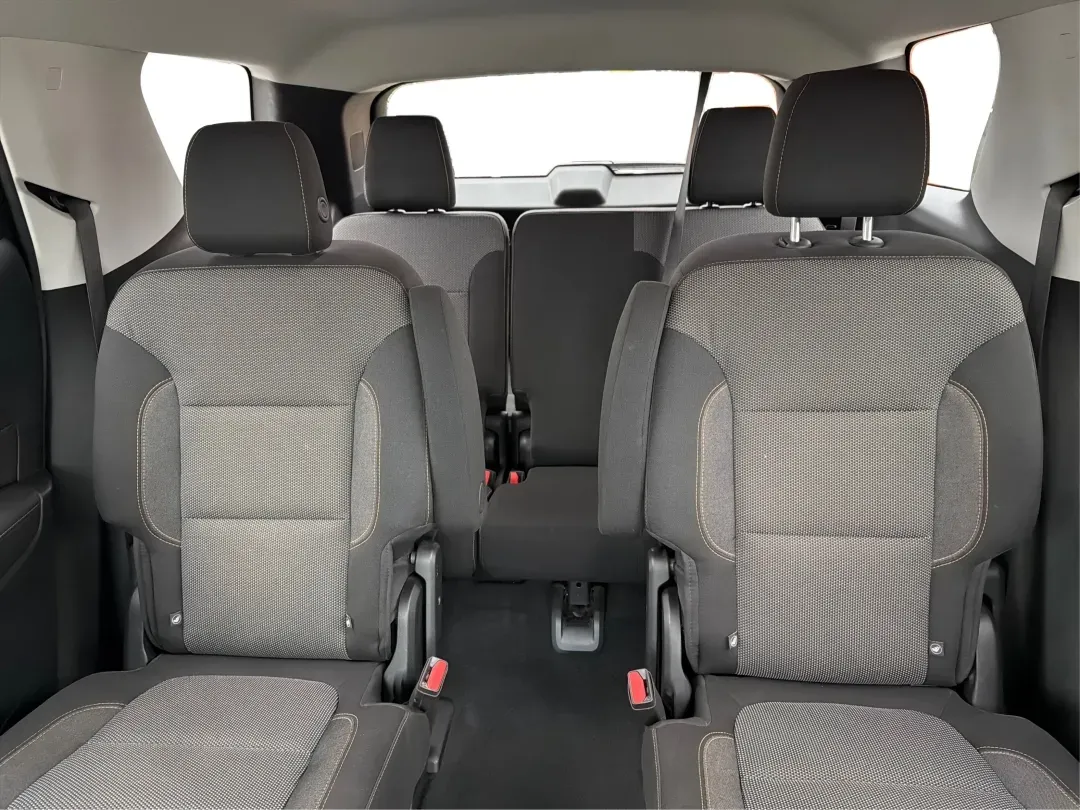 2018 Chevrolet Traverse 1LT (1GNERGKW6JJ) with an 3.6L V-6 gasoline direct injection engine, located at 1230 East Main St, Xenia, OH, 45385, (937) 908-9800, 39.688026, -83.910172 - Are you ready to elevate your family's adventures, all while cruising in unparalleled comfort and style? Look no further than this stunning 2018 Chevrolet Traverse 1LT, now available at Advantage Car and Credit in Fairborn, OH! With ample space, cutting-edge technology, and a robust engine, this SUV - Photo#14